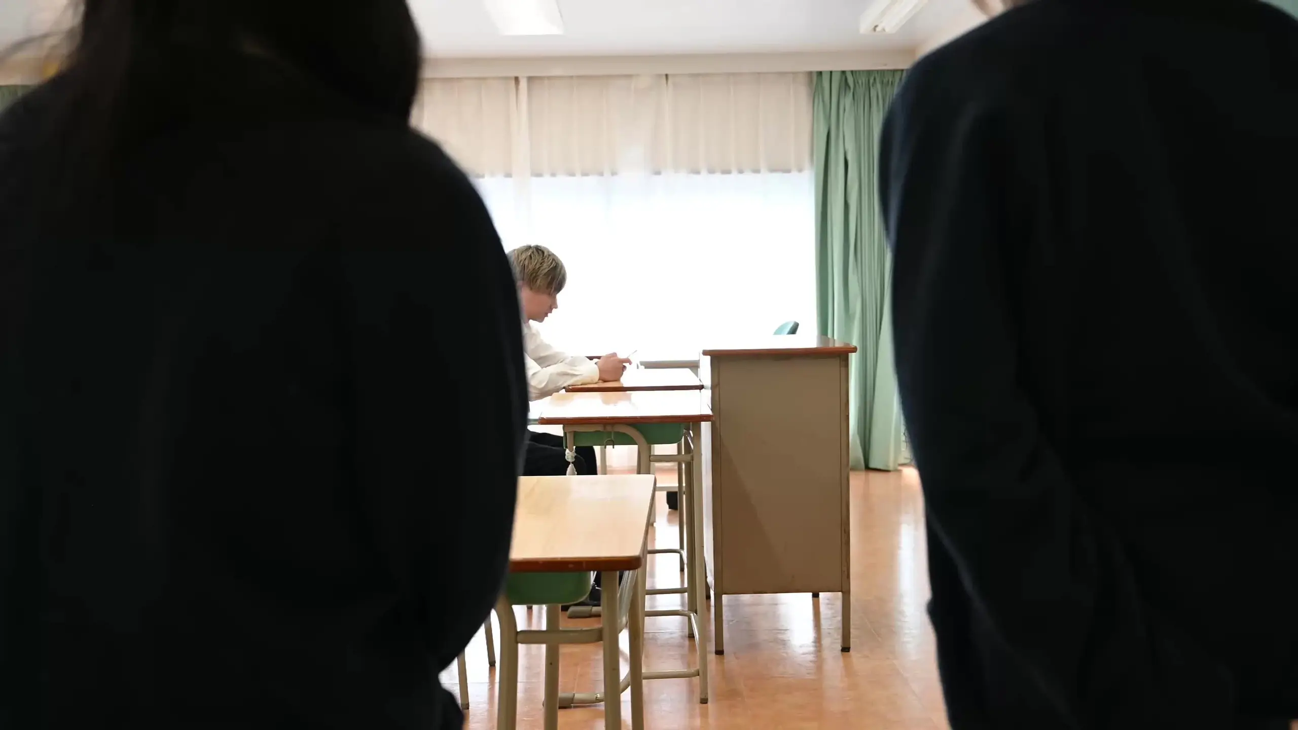 マゾフェチ「犬小屋」/ ドM男向け 痴女 ドS 女王様「短いスカートにルーズソックス、汚い落書き上履き、このギャルたち...実は「女王様」🤫 すらっと覗く美脚に興奮してしまった変態男子生徒は「脚だけなら...」と盗撮」の投稿サムネイル