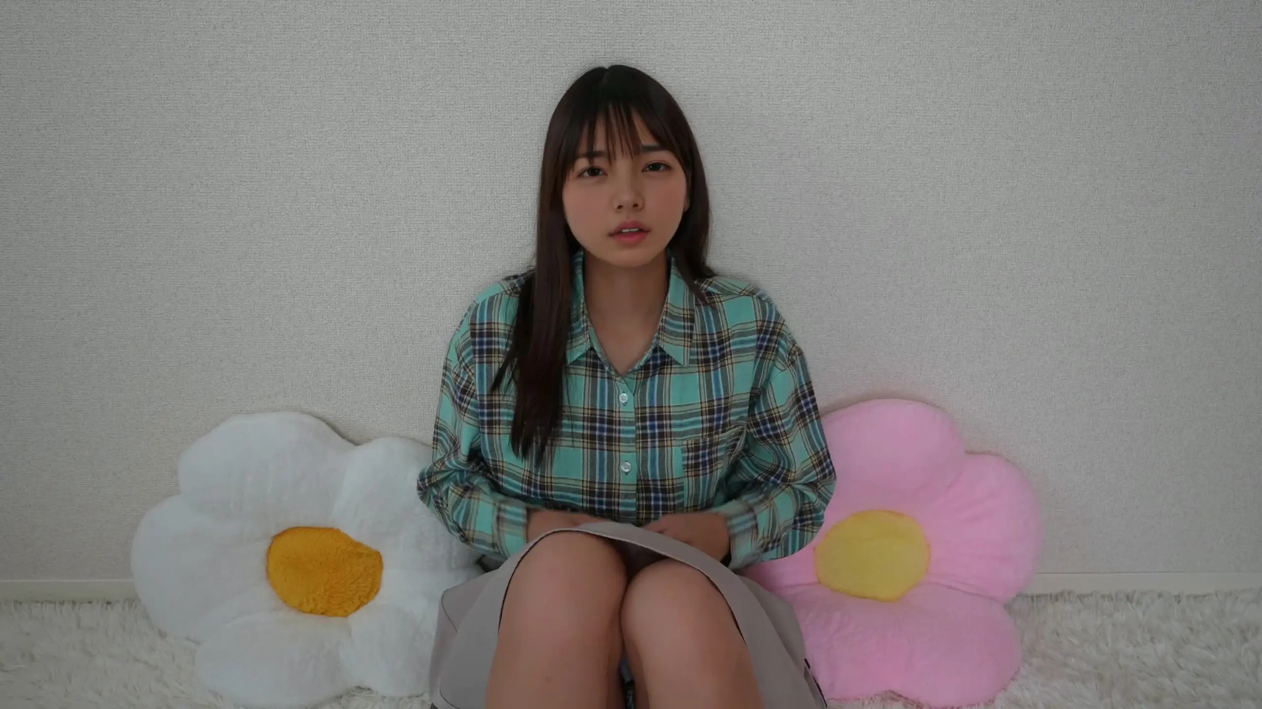 にどね「いろんな角度からゆっくり私を見てね」の投稿サムネイル