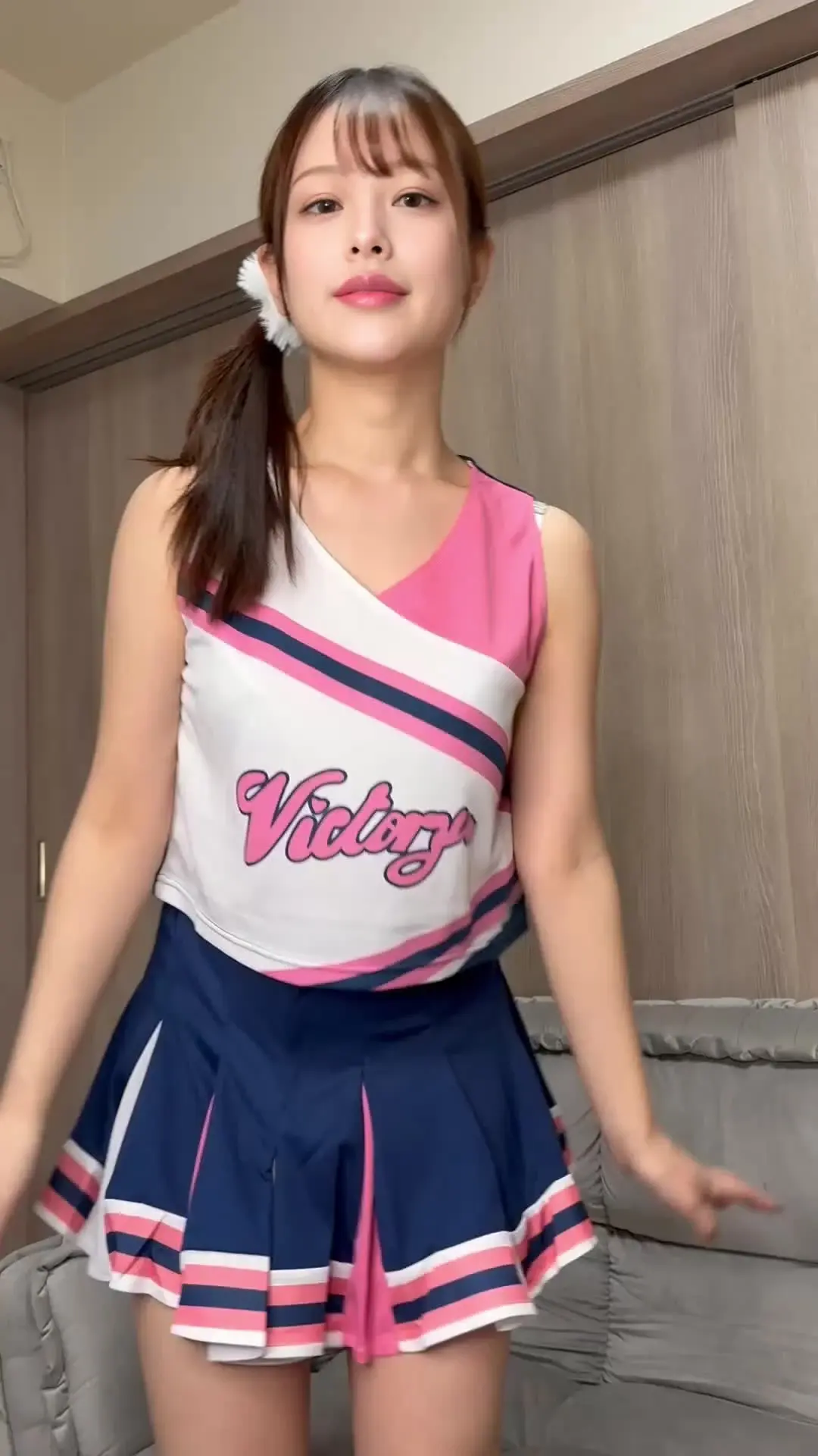 もえ先生「✨こんばんは、もえ先生です🫶 今日は【チア姿でSEXY GIRLオナ】の動画を撮ってみたよ 今回は、チア衣装のままソファで座って、」の投稿サムネイル