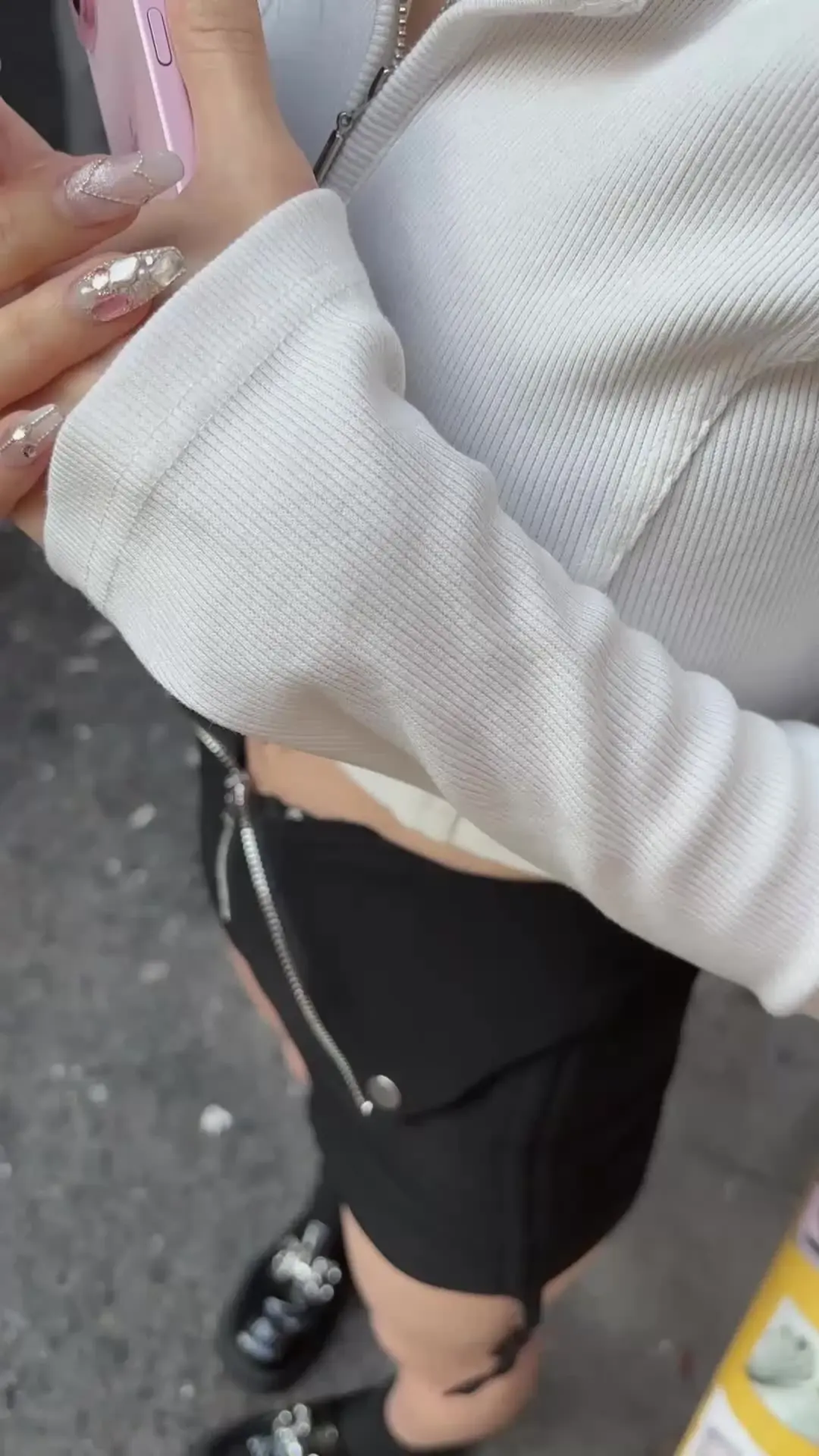 ヱロ動画【買取】ってイイですか？「※街で超美人さんを発見し、緊急でインタビュー動画を回したので冒頭一部荒くなっているかもしれませんがご了承ください。 モデル級のルックス、体も細く強調された胸の女」の投稿サムネイル