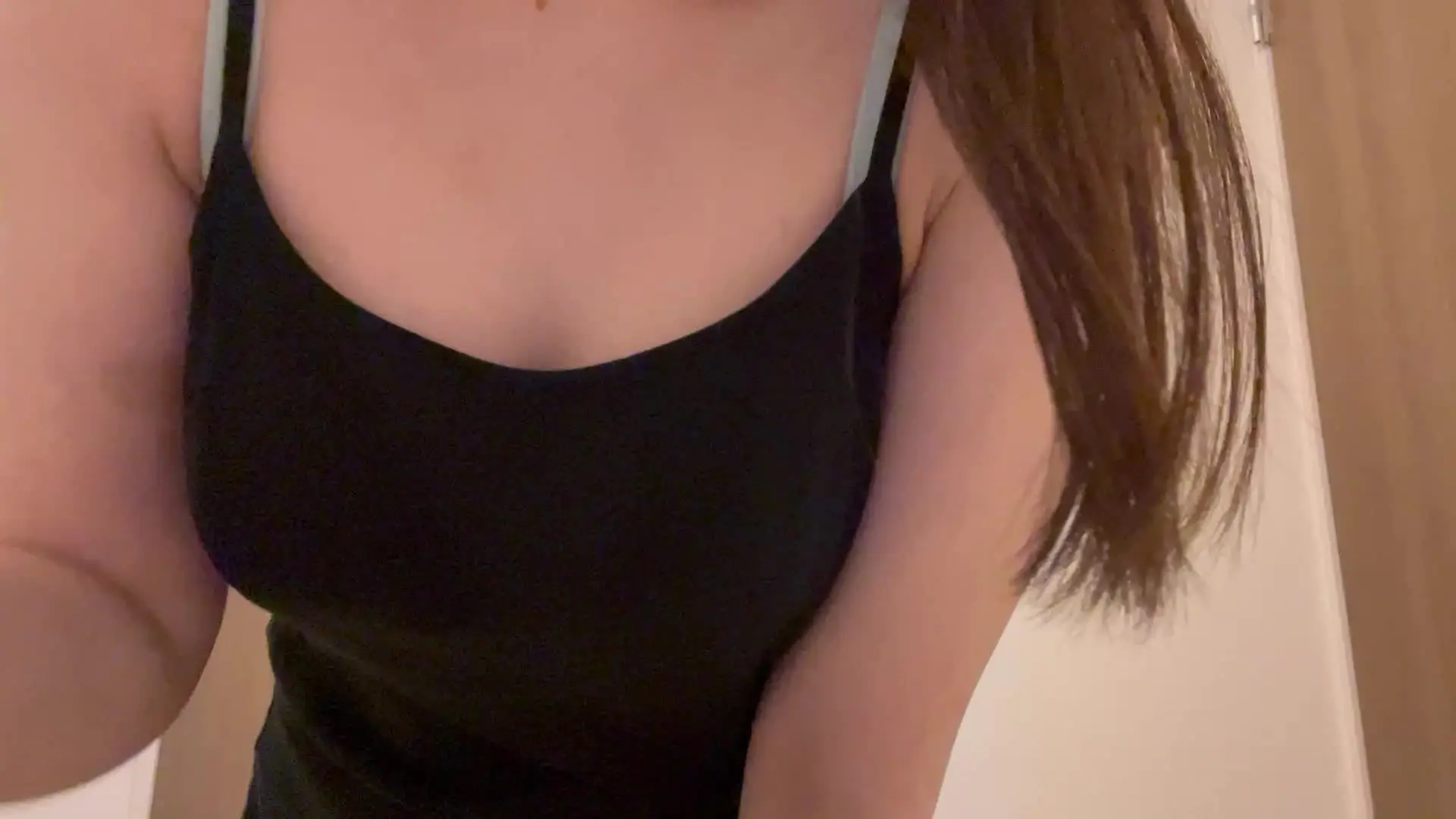 ななせ「下着生脱ぎ動画♡ おっぱい好きな人集まれ☺️ いいねとフォローコメントよろしくね♪」の投稿サムネイル