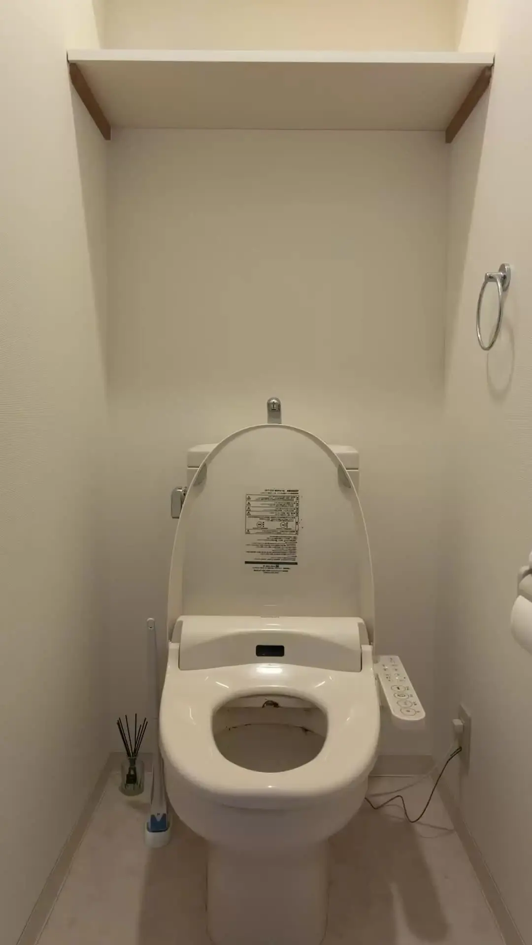 ななみ💍ウェディングプランナー「イケメンな新郎を寝取れない時はこーやって従業員専用のトイレでオナニーしちゃってます💦」の投稿サムネイル