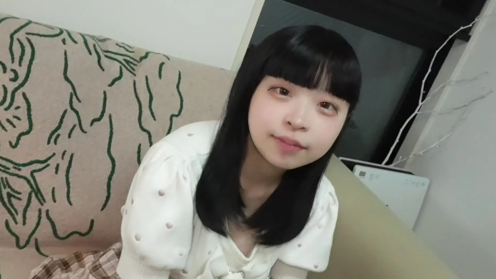 けんと。「体重40キロ無い彼氏持ち美少女のキツキツおま○こにデカちんねじ込んできました。 推し活で地方を飛び回ってる美少女。 その先でアプリをやって男を捕まえて宿代わりに」の投稿サムネイル