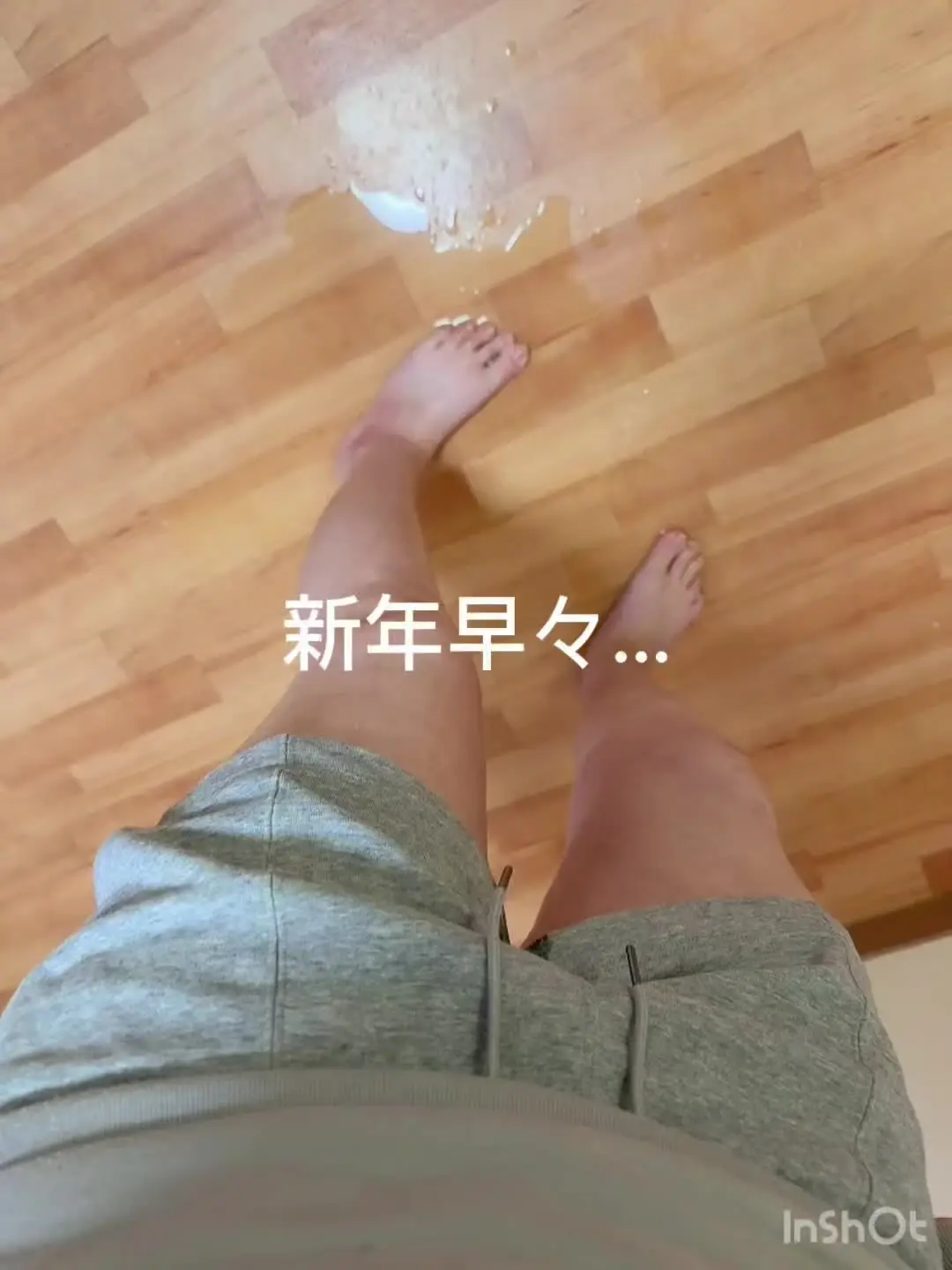 お漏らしが好きな人妻「【🔥大反響につき公開延長！新年早々尿まみれ！大量お漏らし3連発🔥】あけましておめでとうございます！今年初の動画はまたすごいことになりました…新年早々大量お漏らし」の投稿サムネイル