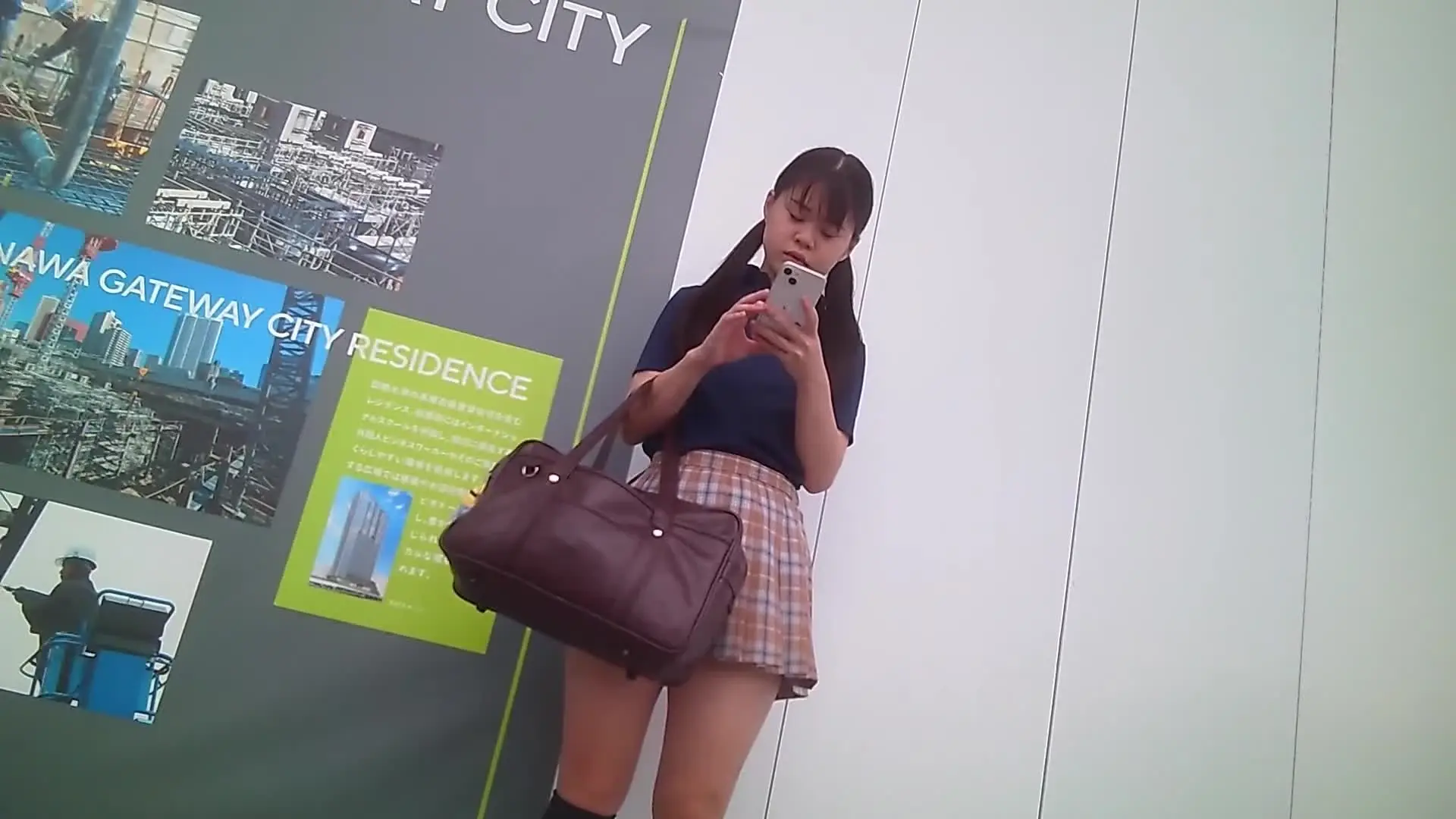 【ガチイダク】逆さ撮り100人斬り「【98人目】 初顔出し 清楚系超美女 生パン 本当に可愛いです なので顔出しを覚悟しました」の投稿サムネイル
