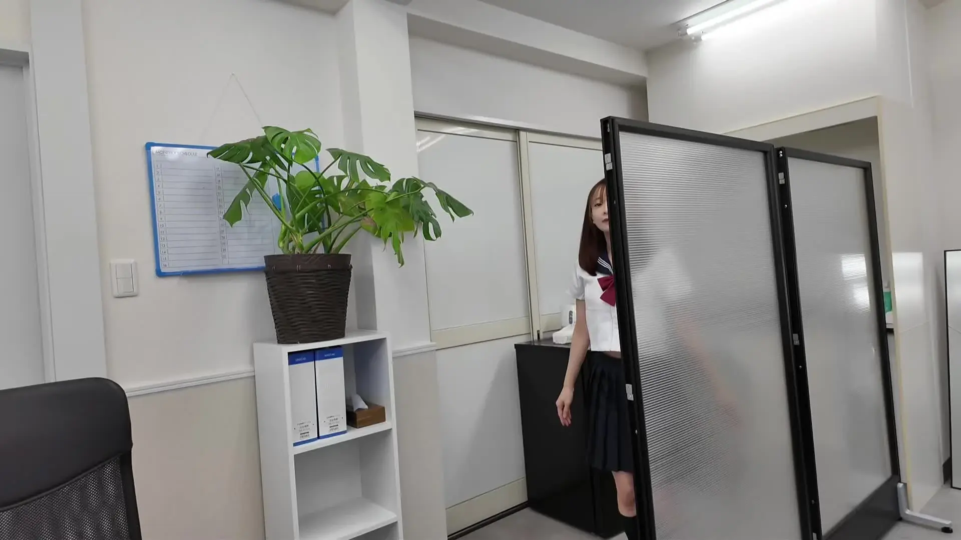 永井すみれ「【妊娠中の奥さんがいる担任教師を職員室で誘惑SEX】 先生…奥さん妊娠中なんですよね？ セックスできない日々が続いて、欲求不満が溜まってるんじゃないですか…？」の投稿サムネイル