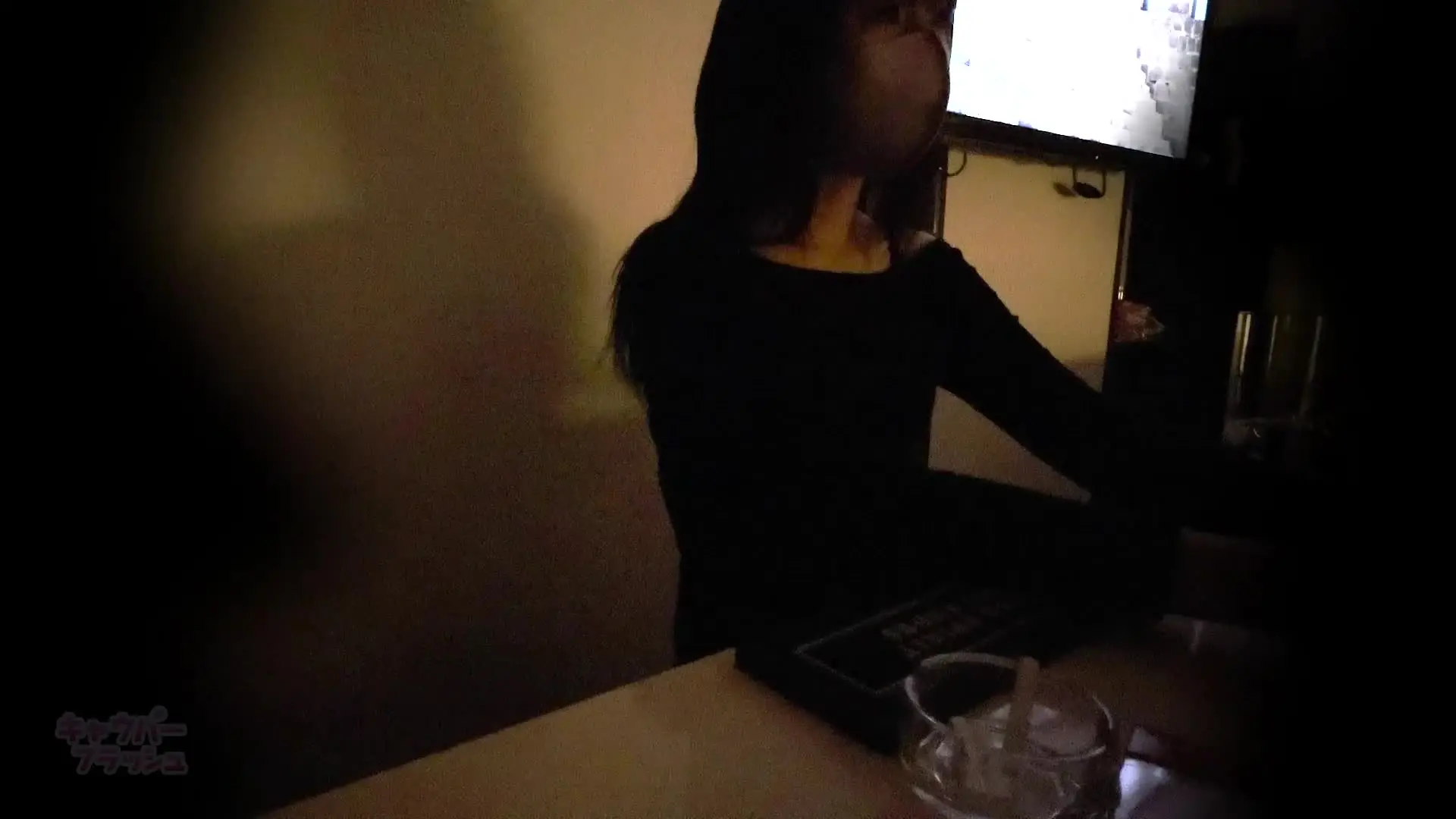 週間青年myfans【毎週5本以上投稿】「都内某所、行きつけのガールズバー🍾の店内で ひとみちゃんに抜いてもらえました😆 かれこれ指名して三ヶ月ですが、ボトル下ろす条件で。。。」の投稿サムネイル