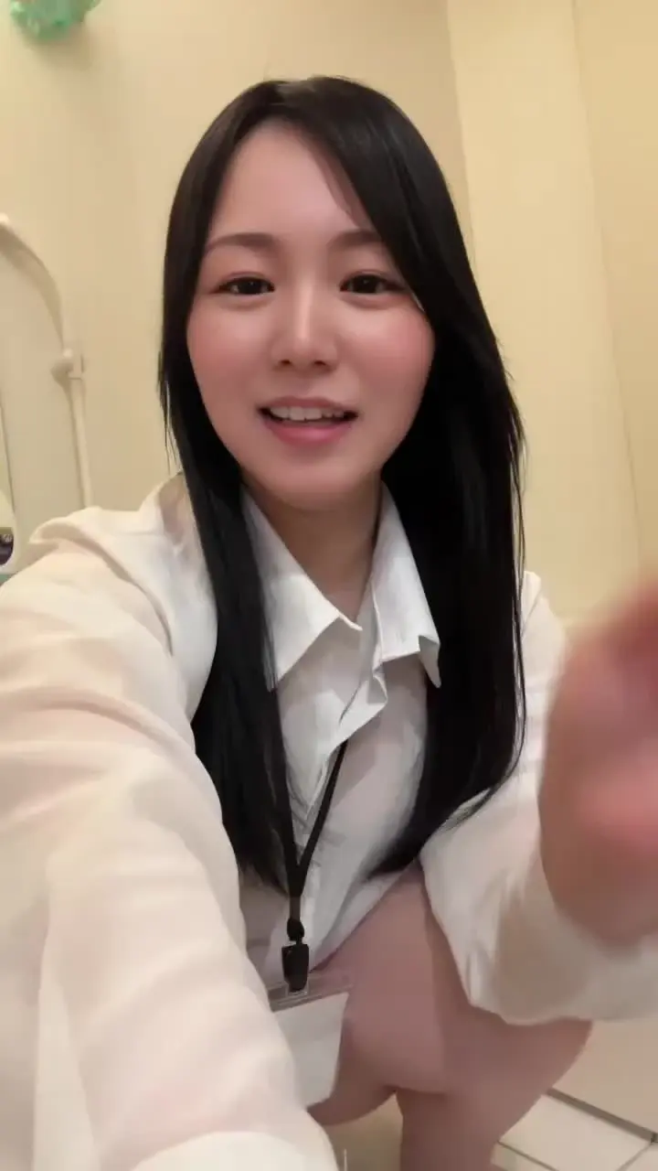 秘密のしーちゃん🤫「カメラ2台でオシッコ撮ってみた♡ なぜかおしっこ動画の要望が多いので 今回はカメラを2台使っておしっこしてるところをアップと引きで撮ってみたよ♡」の投稿サムネイル