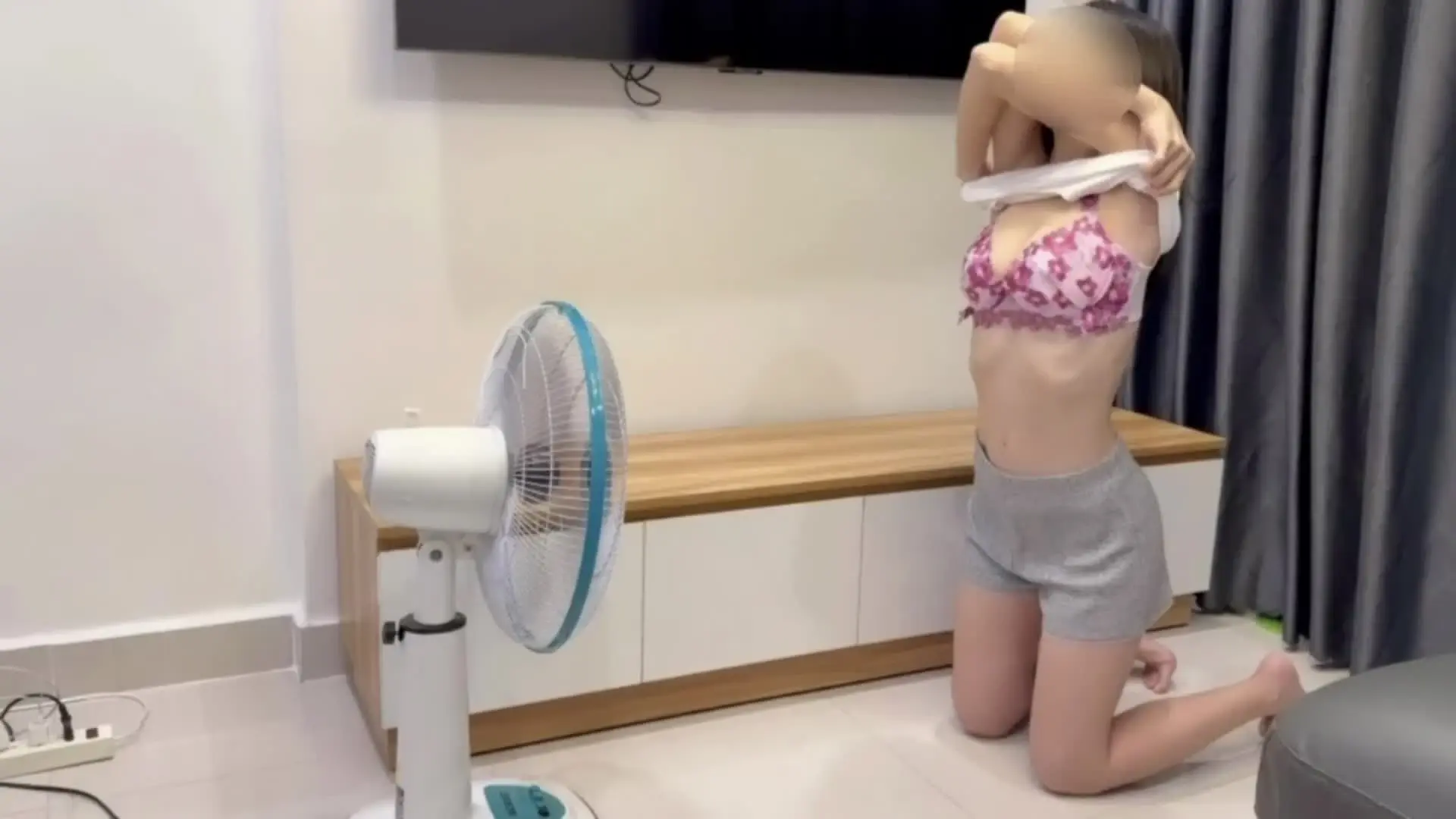 あおまりカップル「【ショート動画】夏の始まり🌻暑かったので扇風機の前で上半身裸になり、美乳おっぱいをさらけ出しながら扇風機の風を浴びるまりあ♡」の投稿サムネイル