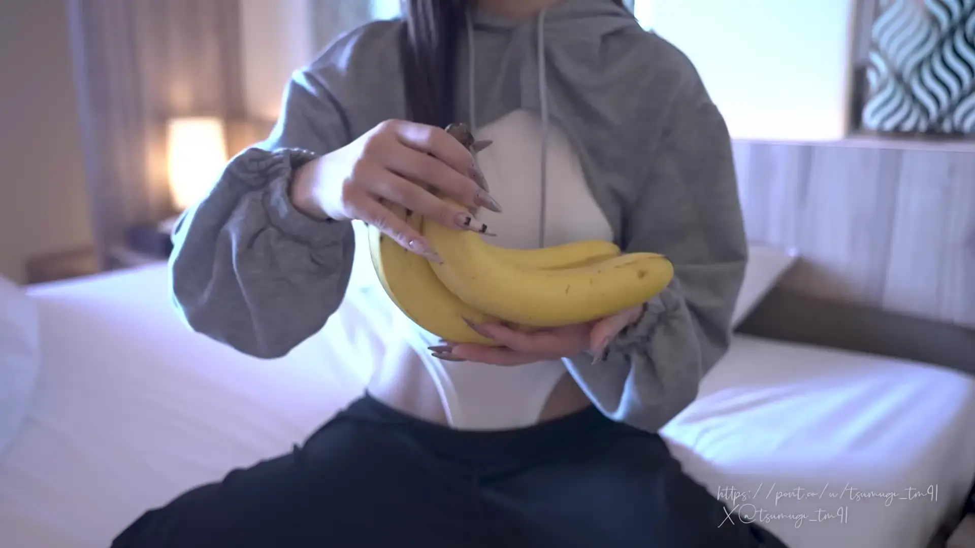 紬⌇奨学金返済ネイリスト「どれがいいかなあ🍌ってさわさわしながら選んでる動画です 写真いろいろ 毛がはみ出ちゃってる動画」の投稿サムネイル
