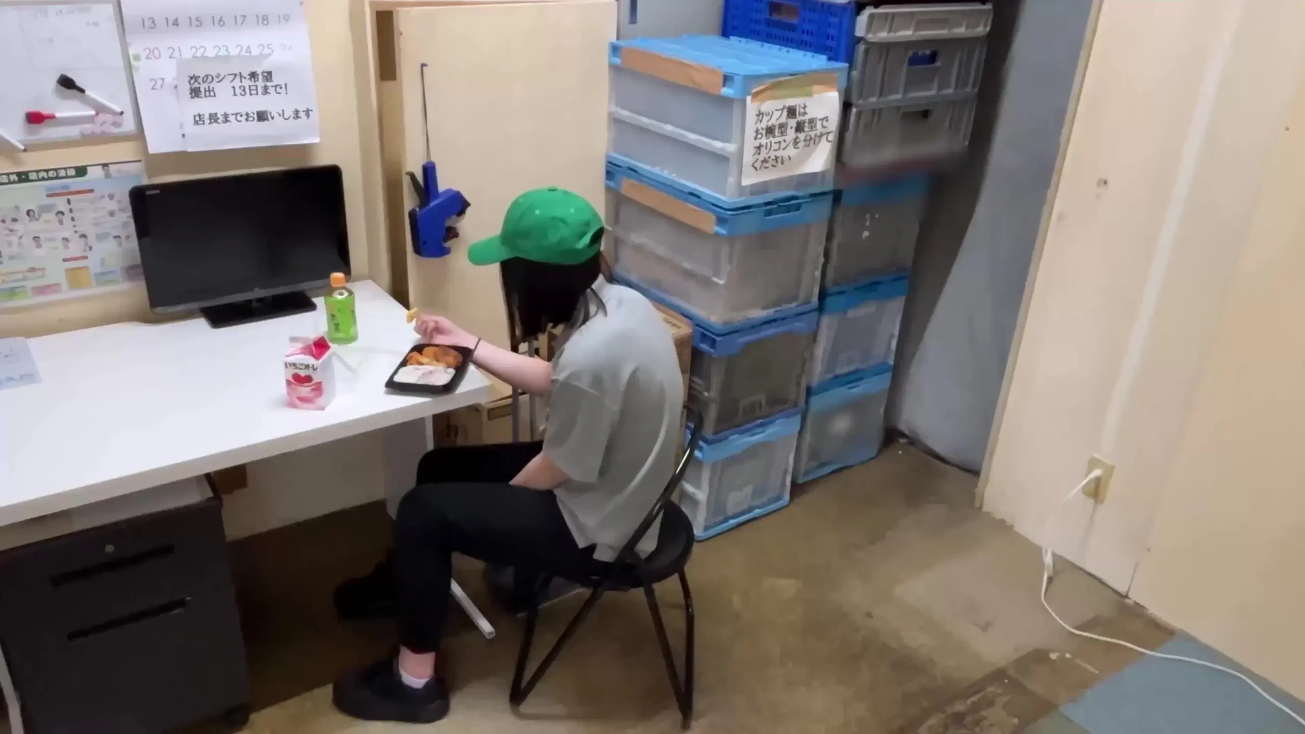 コンビニ社員の日常(キモおぢ社員とタイ◯ーバイト)「18歳、深夜のバックヤードでの秘密の中出しアルバイト！あの爆発的に人気だったバイトと時短営業後のバックヤードで休憩しました。フェラ抜き！中出し！汚れた床と机はそ」の投稿サムネイル
