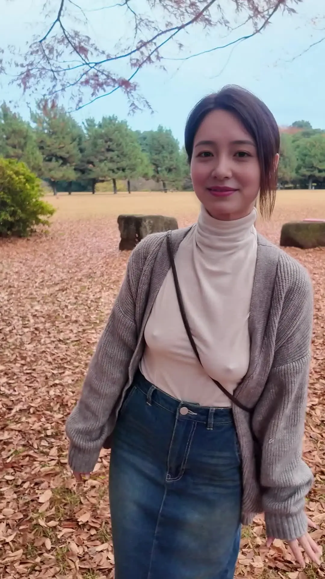 真衣「『ノーブラで公園お散歩💐』 見にきてくれて本当にありがとう🌺 たまに行く大きい公園をお散歩しました🚶‍➡️」の投稿サムネイル