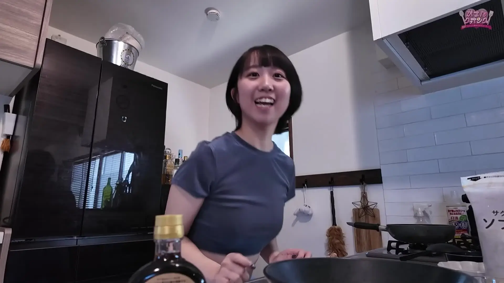 がまんクッキング【プラン半額中✨】「▼本編フル動画はこちら 【サンプル映像】#006 まな 料理をしつつ黒子にずっと身体を弄られるがまんクッキング！」の投稿サムネイル