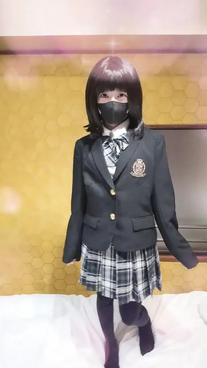 りお「新しく買ったばかりの制服に袖を通し、カメラの前で嬉しそうにご満悦の表情を浮かべるりおちゃん。」の投稿サムネイル