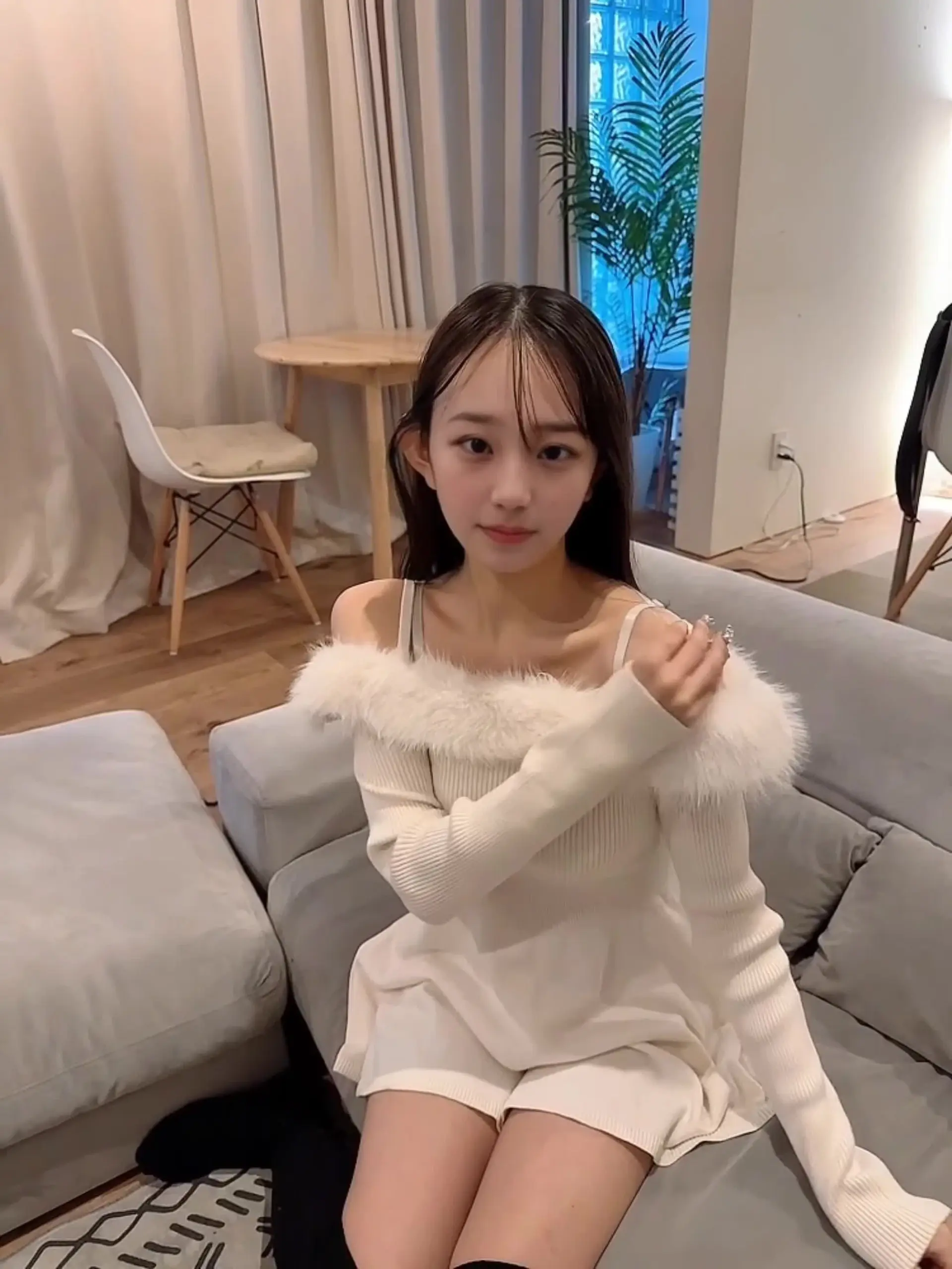 女子大生まりな「私服を見たいってメッセージ貰うので、 インスタに上げてるやつより見えちゃうの載せますね🥺」の投稿サムネイル