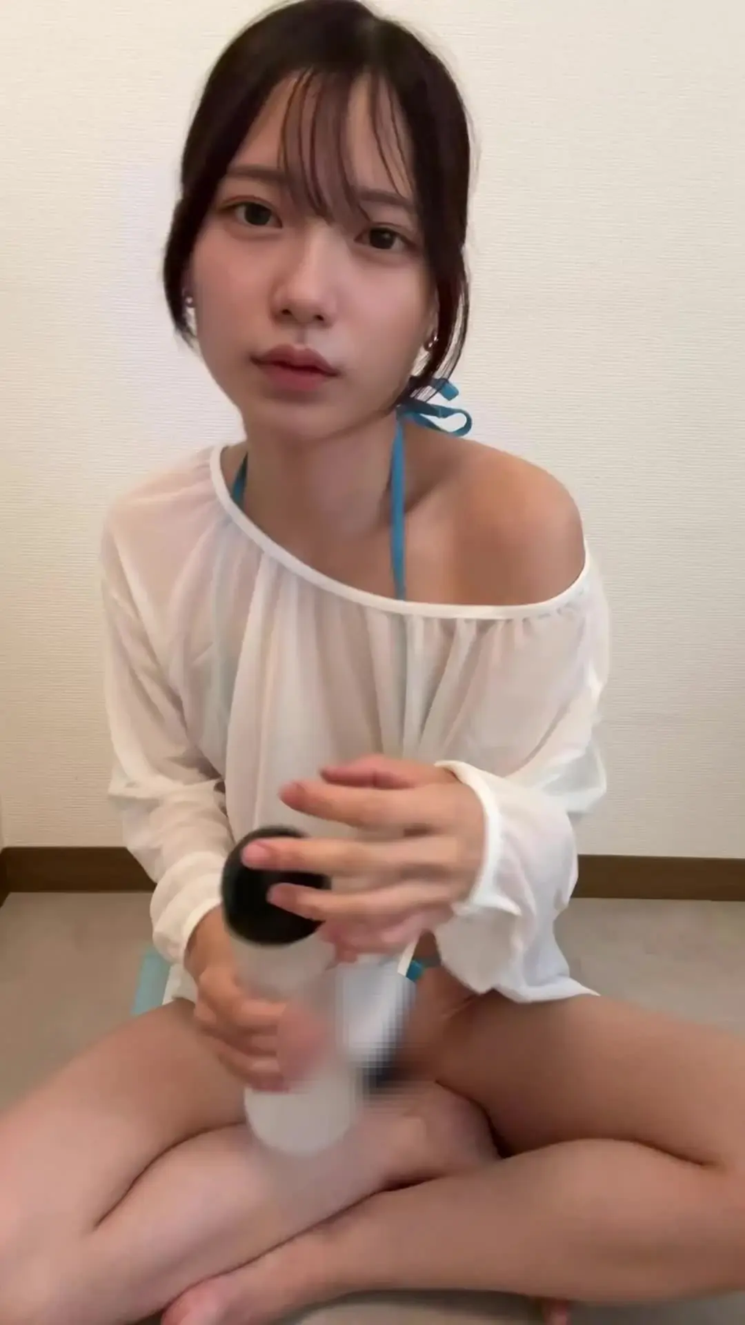 OLももか⛳️元アスリートの裏アカ「お疲れ様です、ももかです。 紐のセクシー下着を着てオナニーした動画の続きになります。 座った体勢になって、中をバイブで激しく触りまくって攻めまくりました。」の投稿サムネイル