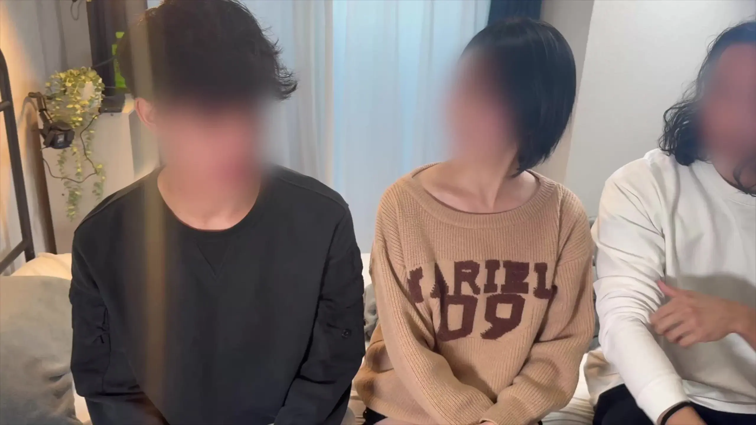 大学生の性事情。「ショートカットの色白美大生を、３Pでハメて潮吹くまでハメハメしてきました👑」の投稿サムネイル