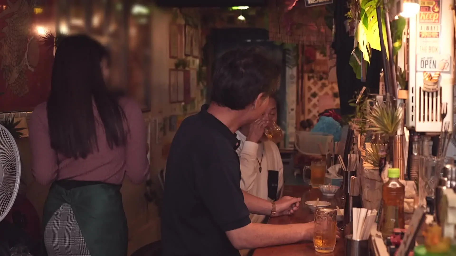 巨乳が巨乳好き義父をNTR・・・はなは、母の小料理屋を手伝う巨乳で美人の看板娘だ。その母が再婚することになり、義父となった吉村が『巨乳』好きである事がわかると、Iカップ巨乳で誘惑し、NTR中出しSEXざんまい・・・ サンプル画像1