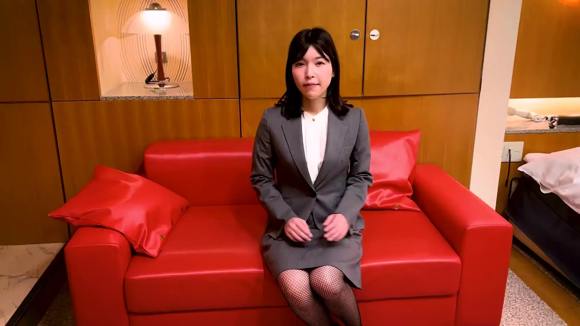 大阪OL作品「【人妻OL果歩さん 初撮り💕】 ⭐️本編は画面ぼかしなし完全顔出し⭐️ グレースーツ×黒ガーターストッキングの色気が半端ない…！」の投稿サムネイル