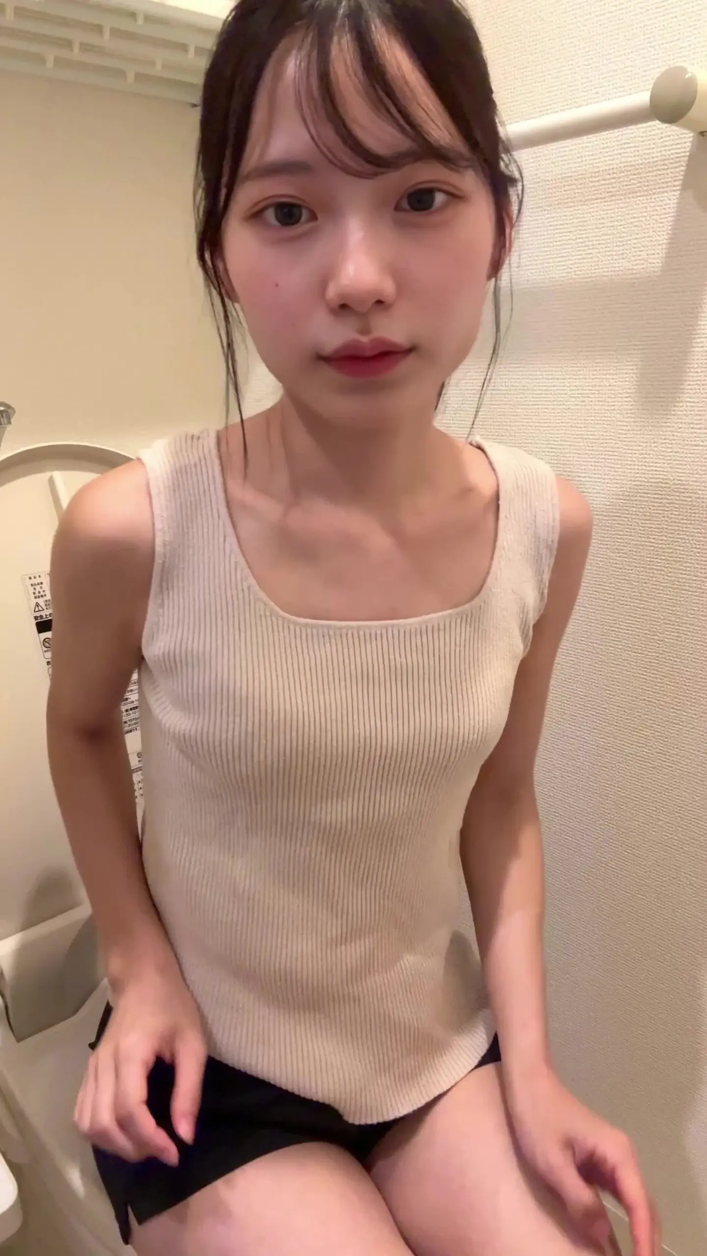 OLももか⛳️元アスリートの裏アカ「お疲れ様です、ももかです。 昨日の夜、実家に帰ってたんですけど、どうしても我慢できなくなってトイレでやっちゃいました。 家族が近くにいるから、物音とか声を出した」の投稿サムネイル