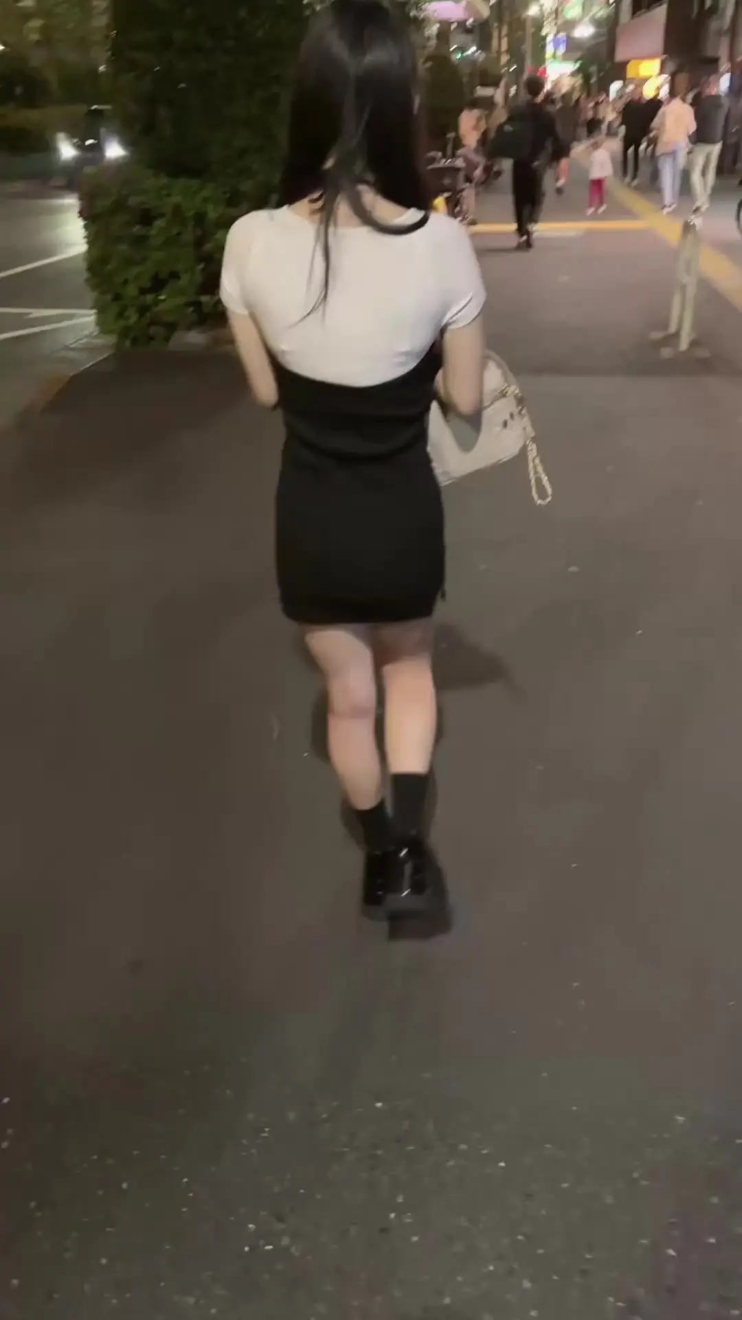 ヱロ動画【買取】ってイイですか？「可愛くてスタイルが良い素人感あふれる子に、インタビューと称して接触！ 話を聞いてみると、 （（ 昨日はエロ漫画で抜いたとのこと ））」の投稿サムネイル