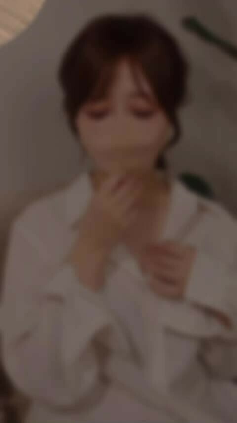 こんばんは☺️💕
1週間おしごとお疲れ様でした♡
夜遅くの投稿ごめんね(´•̥ω•̥`)
今夜は生着替えの動画をアップしちゃいます㊙️
大好評だったワインレッドのランジェリーから、、透け透け過ぎる裸エプロンにお着替え♡
お尻をくねくねしたり、ちょっぴり誘惑気分で脱ぎ脱ぎ…途中からはブラもパンティもポイってしちゃいました…㊙️
透け透け裸エプロンから乳首やおけ毛、あにゃるや、まん肉ちゃんが見えちゃってるかもです…(///_///) (2/2)