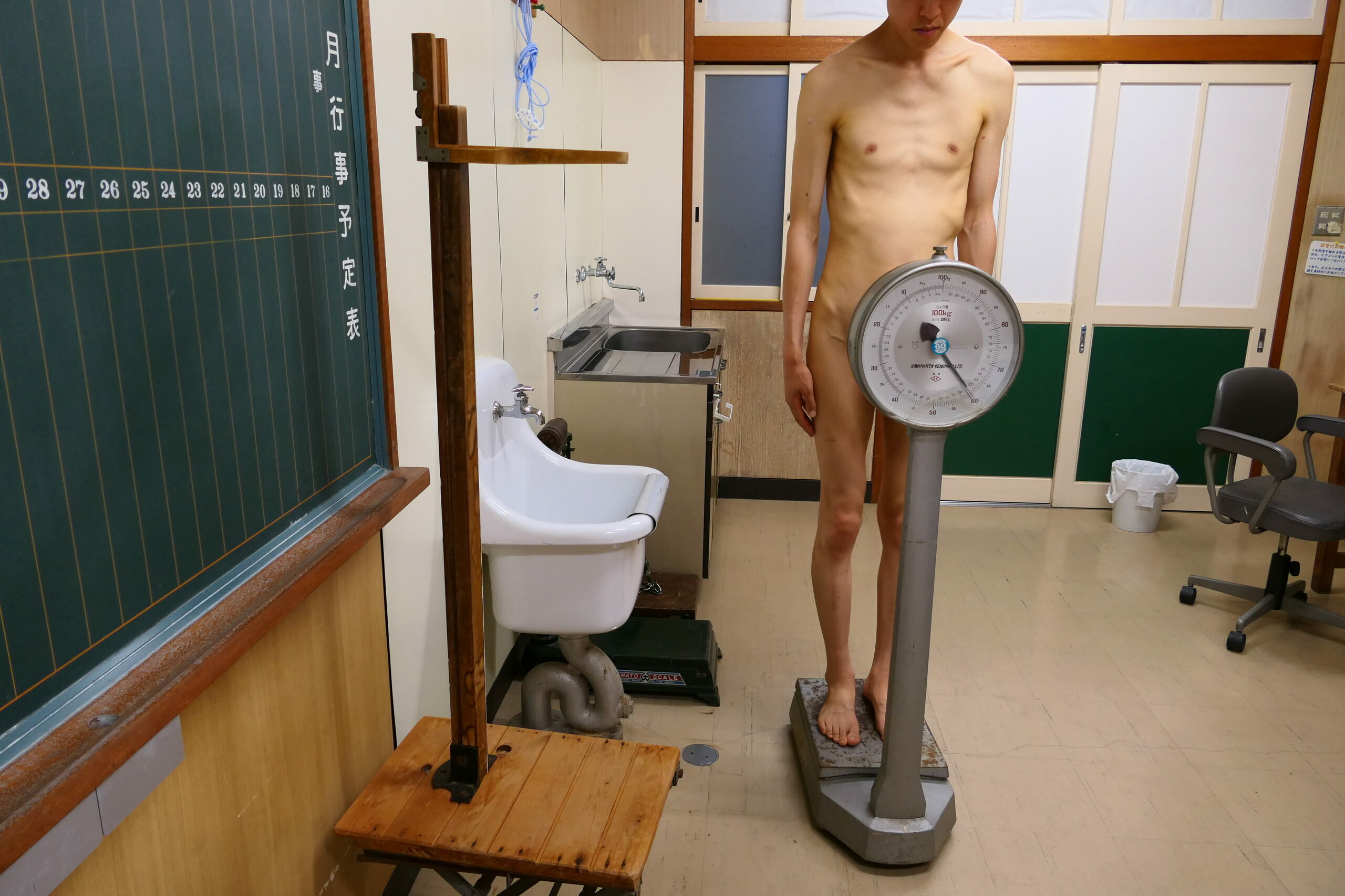 生徒がいる中で全裸で身体測定 sample 1