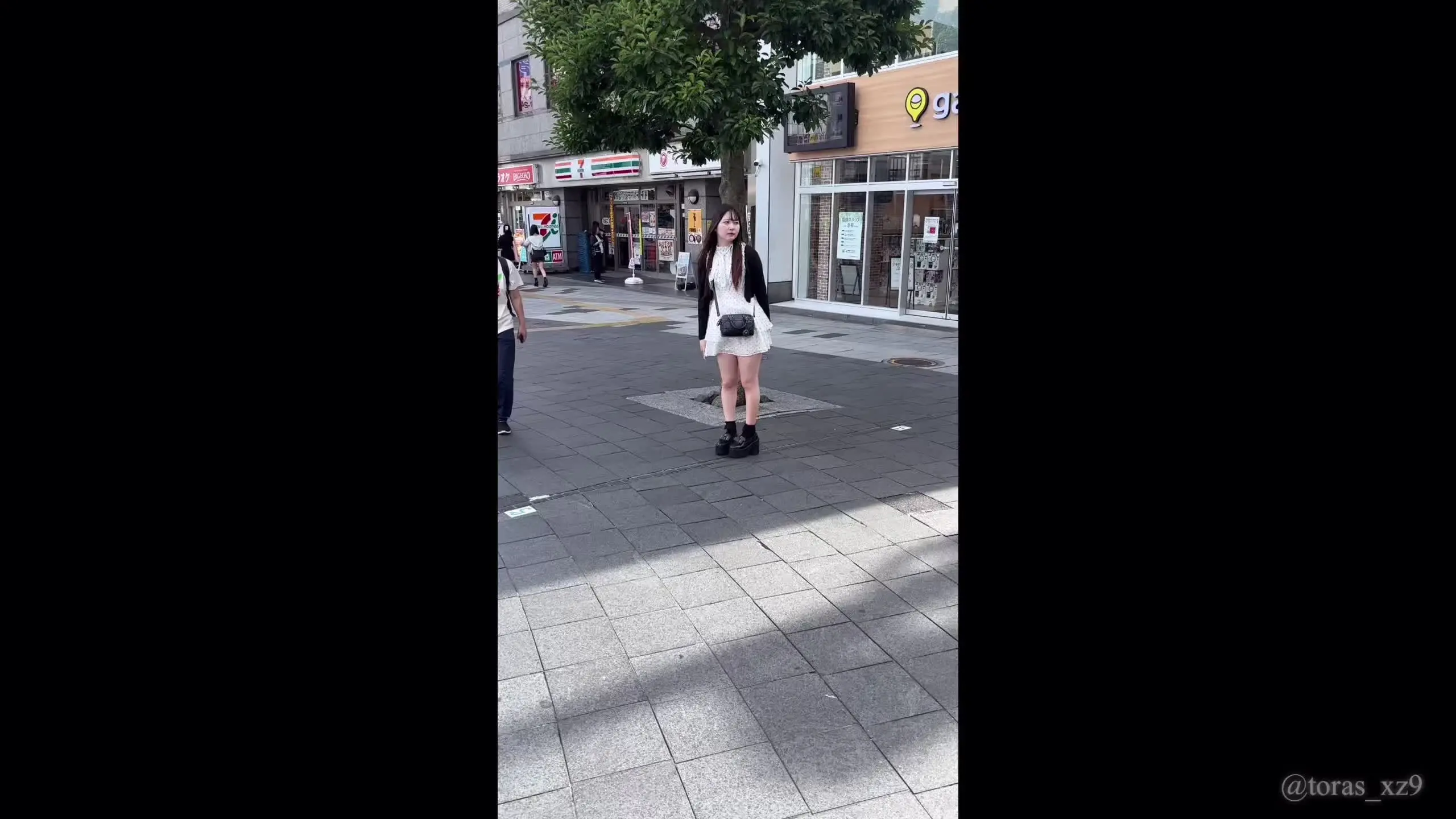 とーらす「仲良しの19歳超有名現役アイドルちゃんとガチャガチャデート後にいちゃらぶ交尾してきました。部屋でヘアアイロンする無防備な姿からFカップ揺らす姿まで独り占め。ファ」の投稿サムネイル