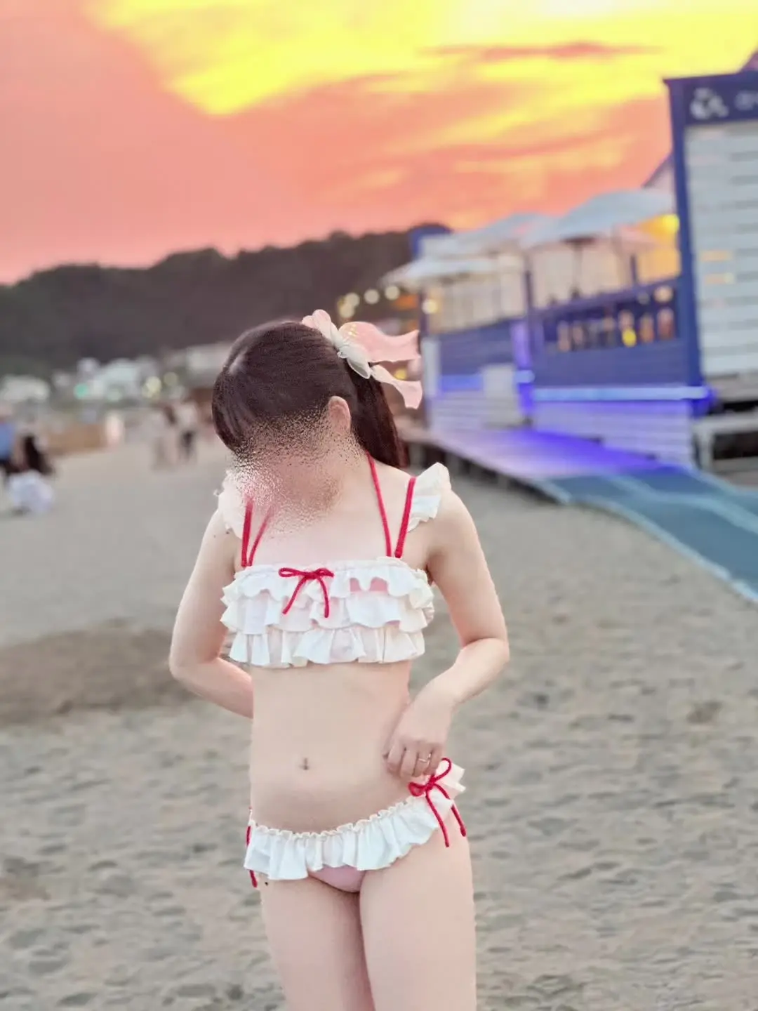 DKS4世の裏垢活動「【142cmミニマム女子✖️海の家でお漏らし】 湘南の海でポニーテール水着の142cmミニマム女ちゃんがおしゃれな海の家でご飯中に我慢できず、周りに人がいる中で」の投稿サムネイル