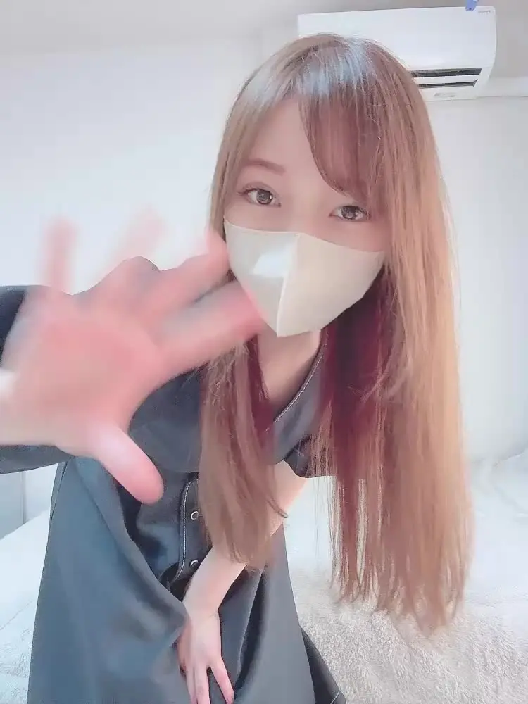 ♡OLななの裏動画置き場♡「こんにちは♡ 最近6月なのにちょっと寒いね…☁️ なんか季節感バグってて、服選びむずかしい🥺」の投稿サムネイル