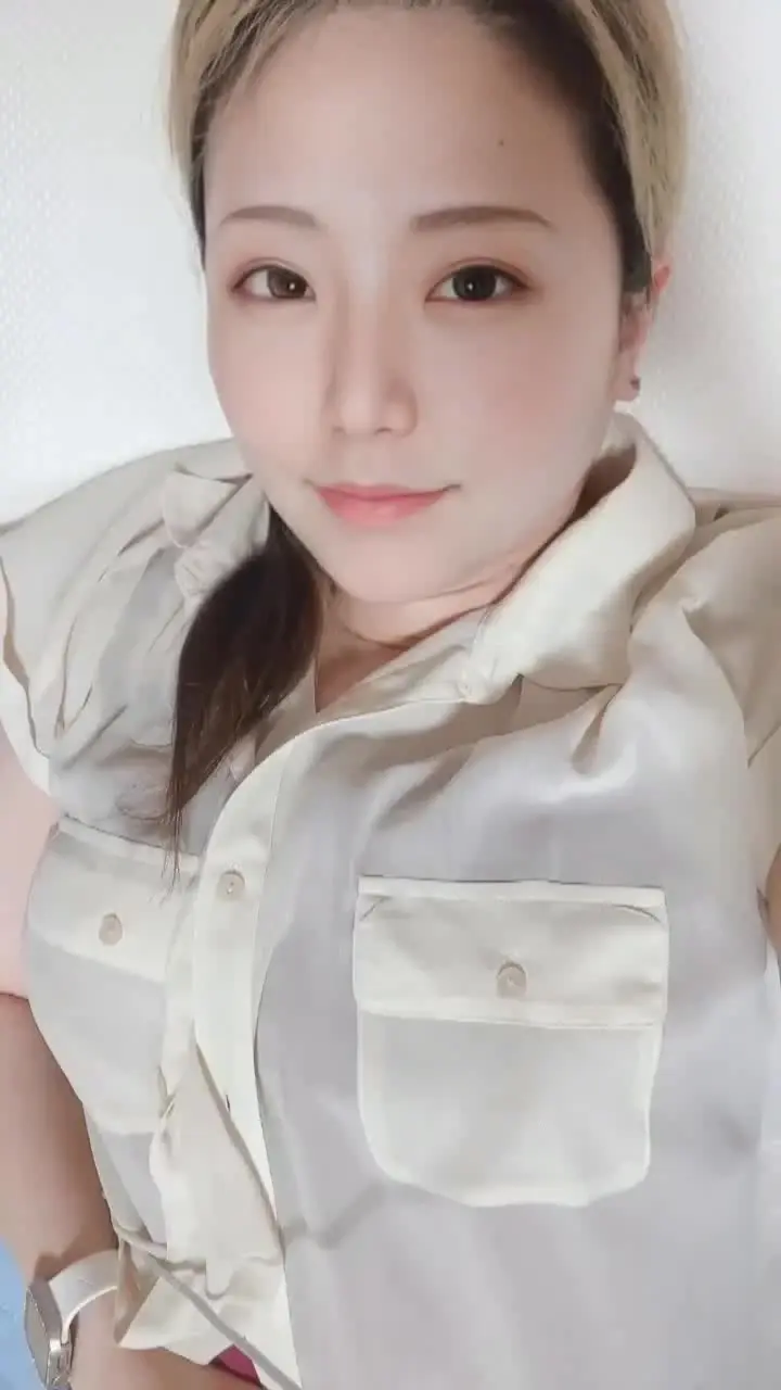 Hカップ巨乳人妻のふたば「涼しい部屋でイチャイチャゴロゴロしませんか #おっぱい #顔出し」の投稿サムネイル