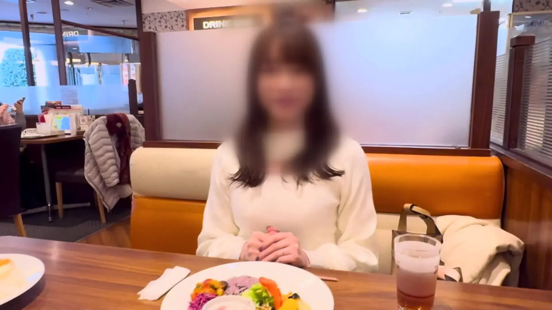 【サンプル動画後編】
彼女の悩み—
「旦那さん、優しすぎるのが悩みで…」
困ったような笑顔で話し始める彼女。
「夜も優しくて…でも私、もっと激しいのが好きで」
実は、以前の男性に徹底的に開発された身体。
特に胸が敏感で、触られるだけで声が出てしまうという。
「一人の時も、ついこうやって…」
服の上から自分で刺激して見せる奥様。
押し込むように、つまむように。
「でも夫には、こんな風にしてほしいなんて言えなくて…」
撮影当日、—
初めての複数プレイに緊張を隠せない様子。
だがキスを重ねると、すぐにとろけた表情に。
開発された部分を刺激すると—
「あっ…そこ…♡」
下半身と同時に責められると—
「やばっ…イっちゃう…!」
大量の潮を噴き出しながら絶頂。
目の前に現れた、夫より大きなモノに目を奪われ—
「…すごい、全然違う」
挿入されると—
「奥…奥まで入ってくる…♡」
「もっと…もっと奥突いて…♡」
自ら求める淫らな姿。
✔ 開発済み乳首への集中攻撃で連続絶頂
✔ 潮吹きが止まらず何度もイキ続ける
✔ 「気持ちよすぎて頭おかしくなる♡」と連呼
✔ 最後は膣奥に大量中出し
終わった後も余韻が残り、放心状態の奥様。
普段は優しい夫の妻として暮らす彼女の、もう一つの顔—
#不倫
#人妻
#NTR
#ぶっかけ
#巨乳
#中出し
#募集中
#素人
#個人撮影
#乱交 (2/2)