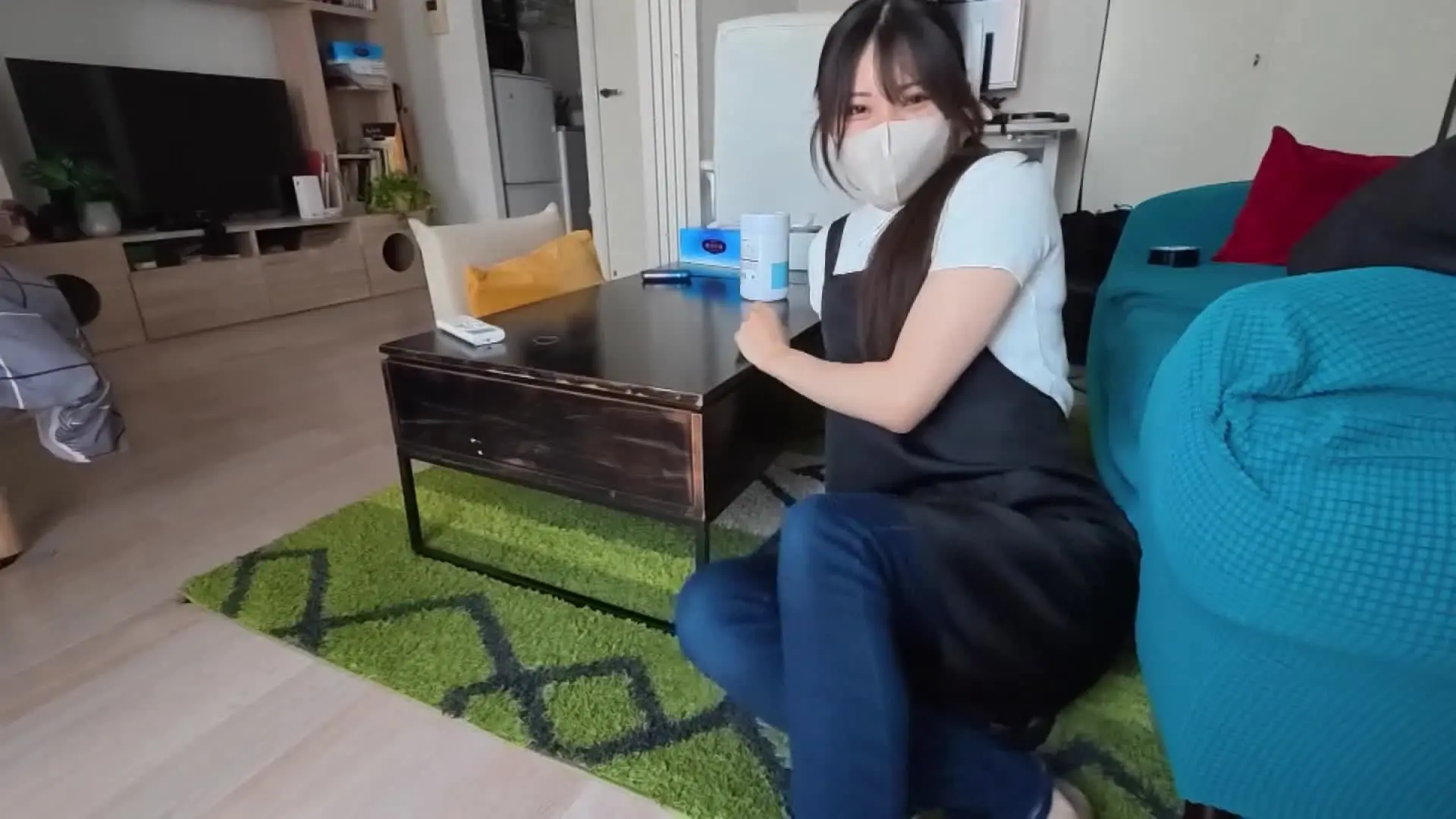 家事代行完全攻略ガイド「#011 いちか 仕事中のいちかちゃんの靴下を脱がせて嫌がらせ。 もっと面白い事をしたいなと思って手を拘束してみたら」の投稿サムネイル