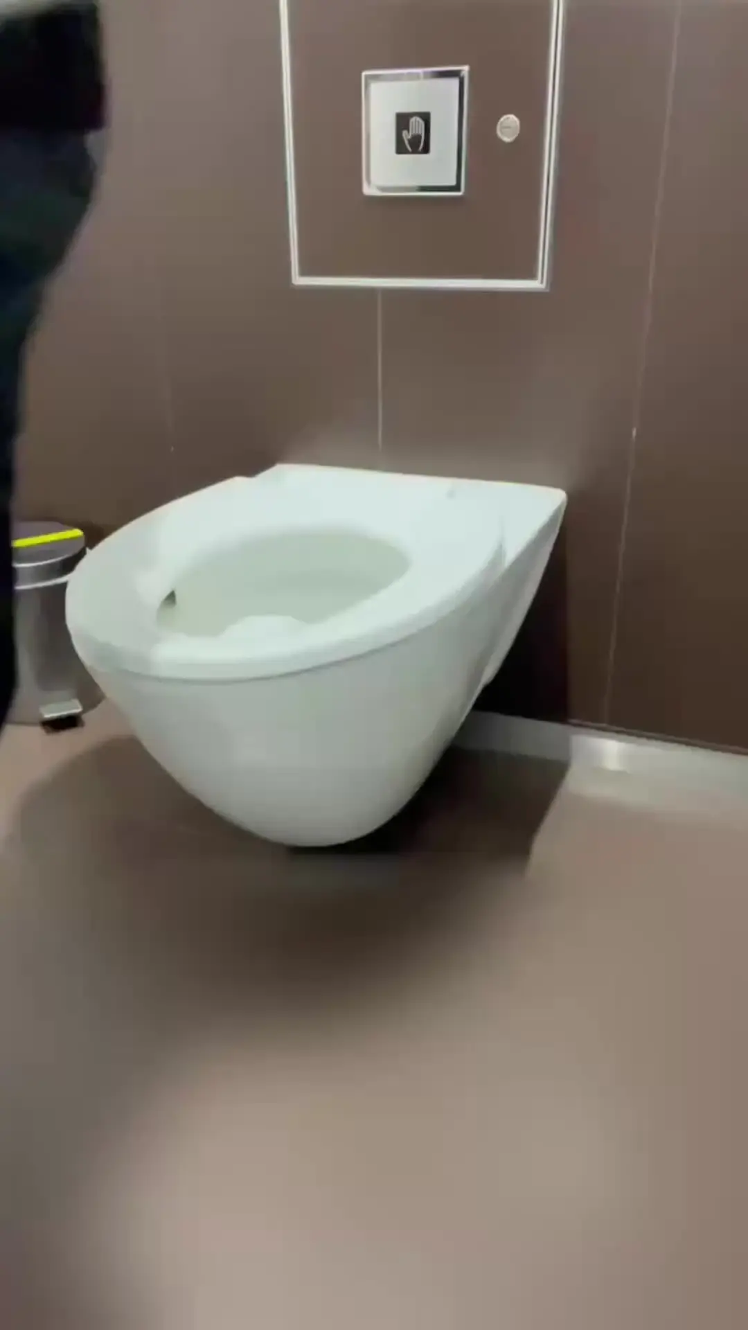 みる@おもらしちゃん「みるちゃんのおトイレ覗き見🚻👀✨ 普段トイレの中なんて見れないしどういうふうに個室でおしっこしてるのか気になりませんか?? 今日はそんなみるちゃんのことをみんな」の投稿サムネイル