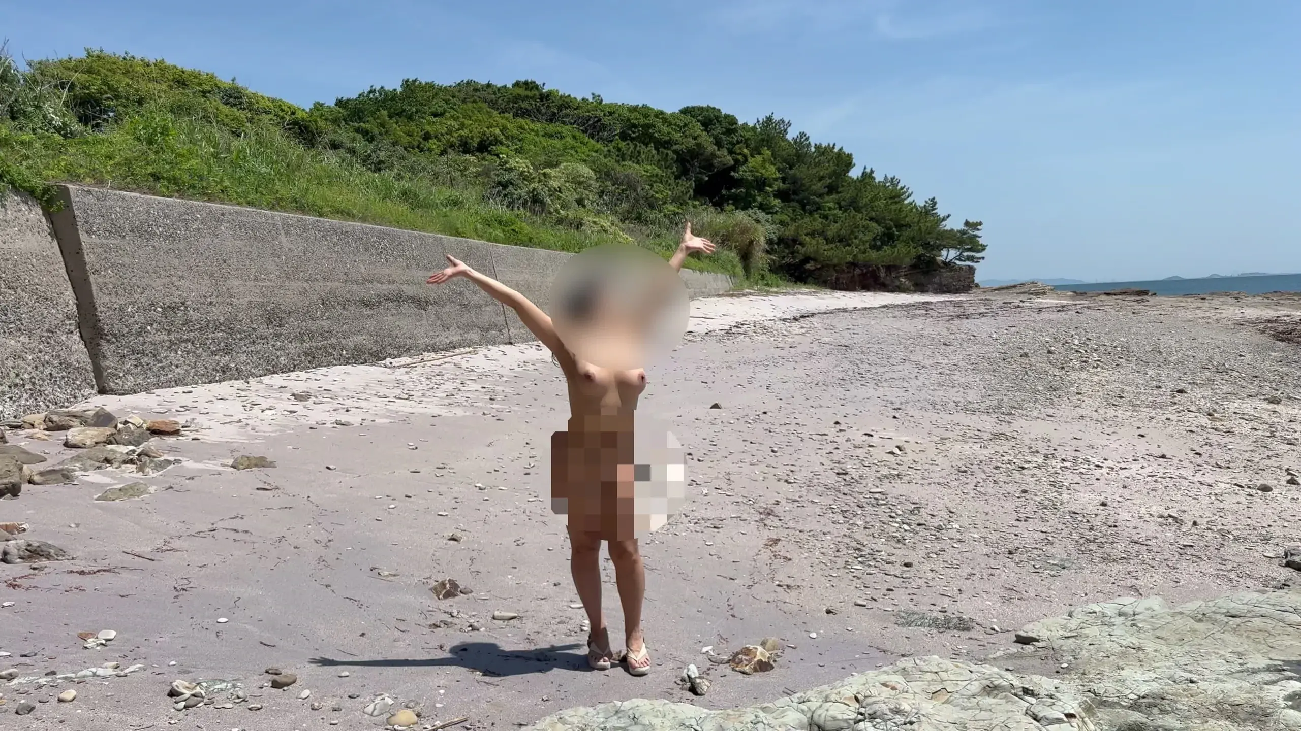 NTR Japan 🇯🇵 ムッチリ熟女エロテ○○○スタ　®️主&加奈　🐊💛🐊「ヌーディストビーチ🏖️動画編 この上、漁船などから丸見え😍 この上、漁船などから丸見え😍」の投稿サムネイル