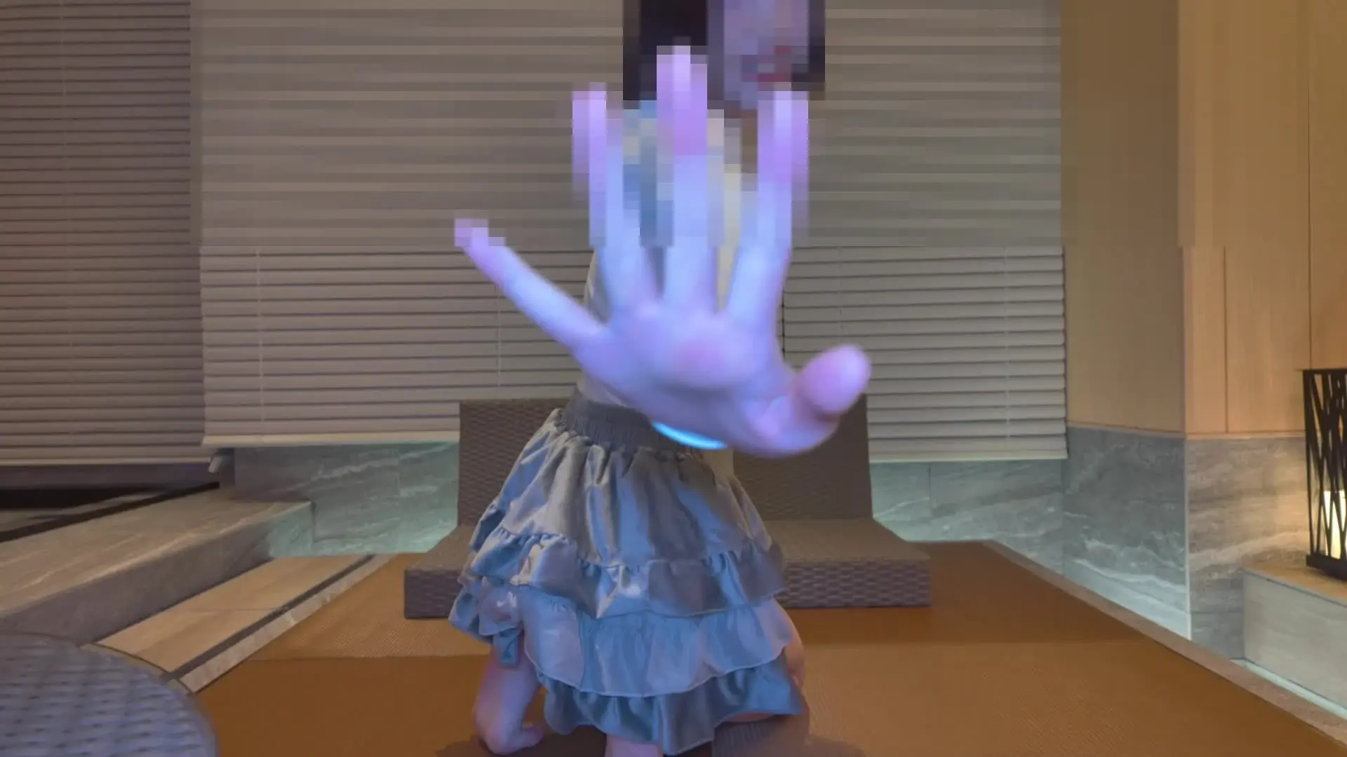 JPN Girl's Fart video factory「ちせさんによる握りっ屁編です。 今回は３カメでの連続発射でお届けします。 またこれがいい音のおならを毎回出してくれるんですよ…。」の投稿サムネイル