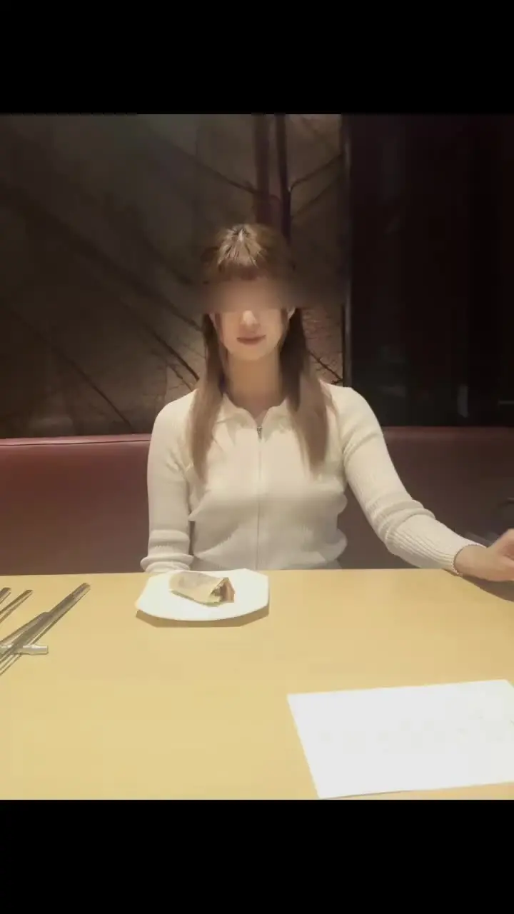 雲母 美比奈「食べるところが エロいと女友達に言われたので 載せてみました おもちゃの方がいいですよね？ 応援してくださったら頑張ります」の投稿サムネイル