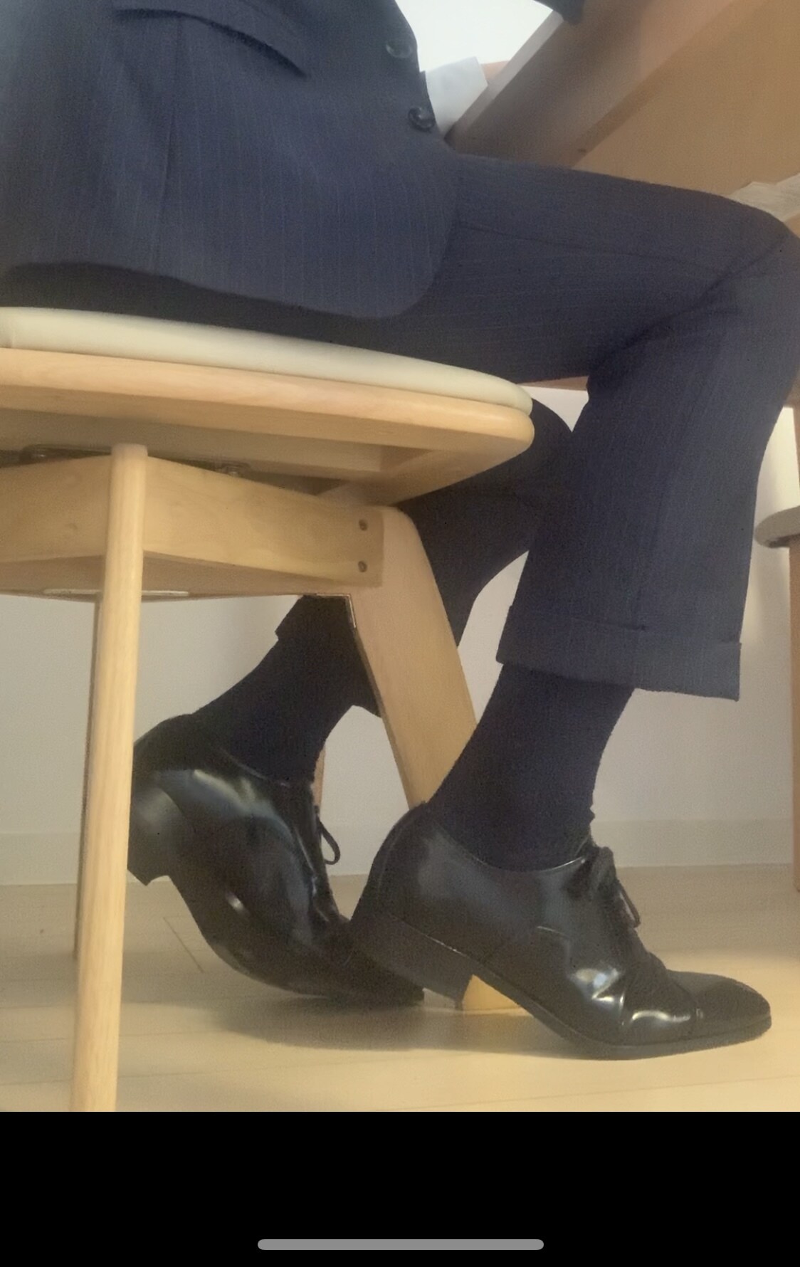 テレワークの時でも取引先と会議をする時はフルスーツ派です👔👞P.1 sample 1