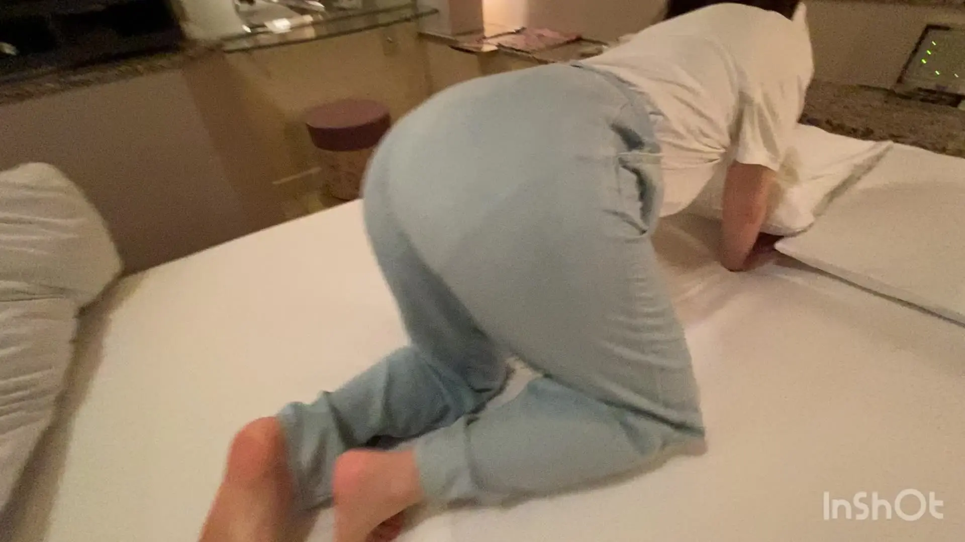 Ryuunosuke「むっちりとしたジーンズ尻から放たれる濃厚な爆音屁… このモデルさんの体型、好きな人多いんじゃないですか？ この尻、撫で回したくなりますよね。」の投稿サムネイル