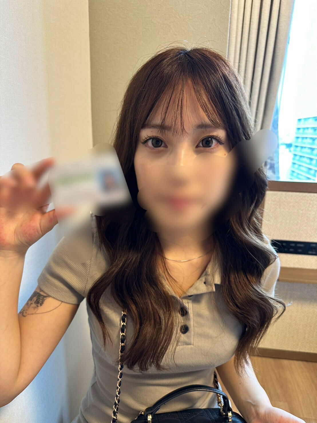 裏垢男子の日常「"完全顔出し" 生意気なEカップのカフェ店員ちゃん(スターバ⚪︎クスの店員)に身分証持たせてアヘアヘ交尾動画撮ってきた。流出したら人生おしまいだね」の投稿サムネイル