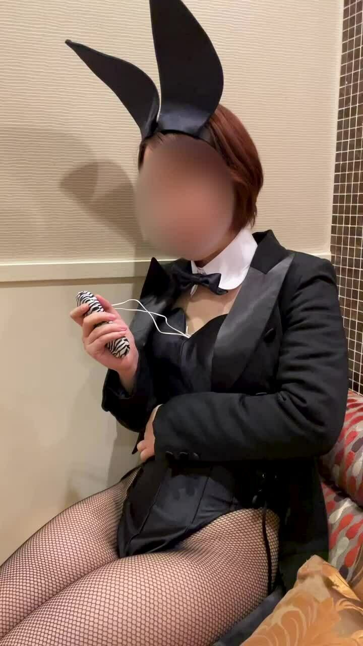 伝刀龍星「長袖の燕尾ジャケットを羽織ったバニーガールが乳首とアソコにローターを仕込んでオナニーしている動画です」の投稿サムネイル