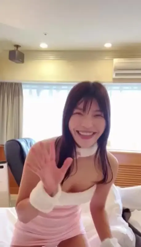 ハメ撮り裏垢女子「白と黒の２本出し！ 【白い天使編】クールビューティー人妻 あや Dカップ バニーコスがかわいすぎる💔」の投稿サムネイル