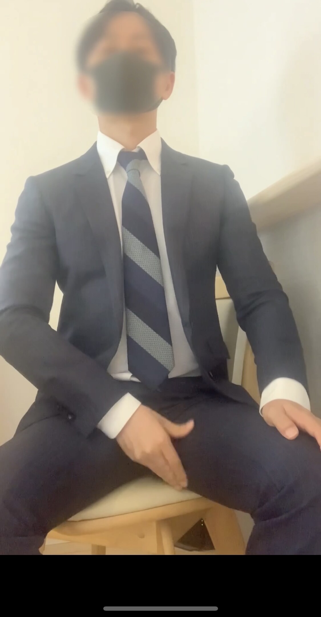 テレワークの時でも取引先と会議をする時はフルスーツ派です👔👞P.2 sample 1