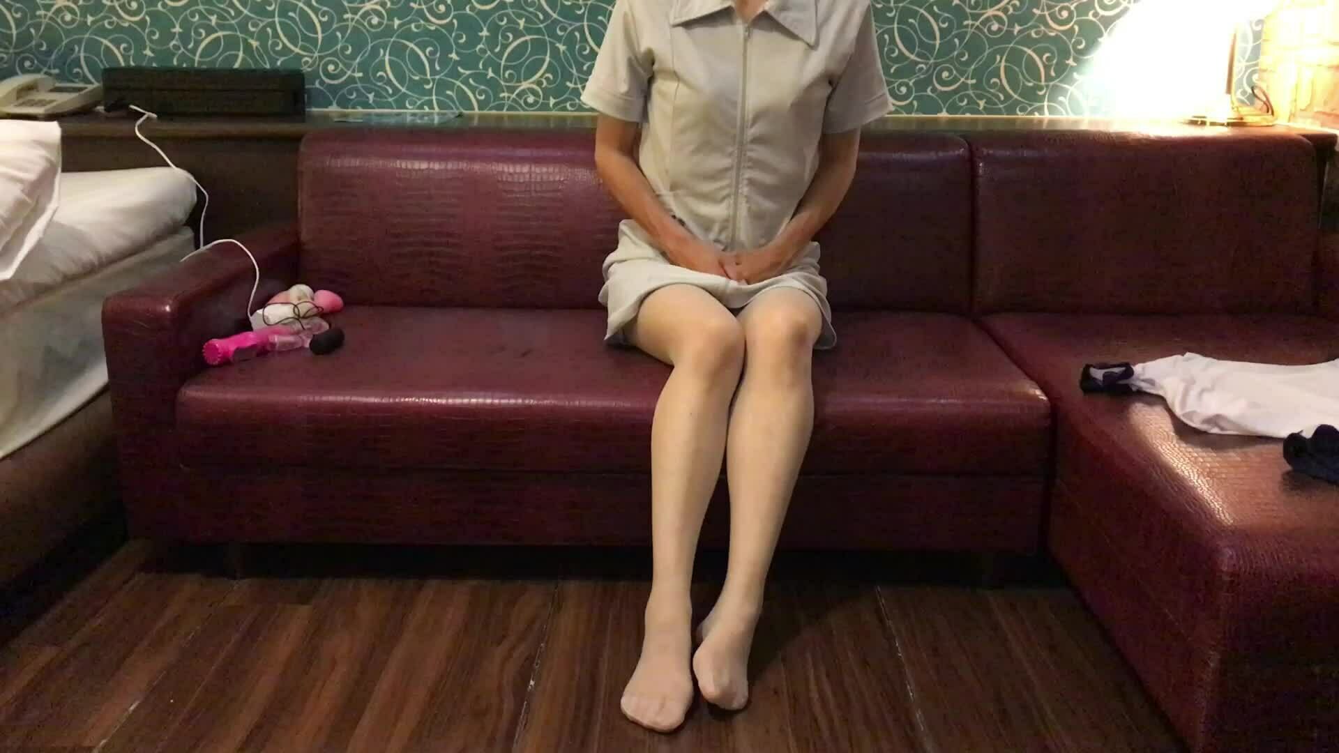 あやの｜貧乳・スレンダー・美脚「あやのの生着替えだよ。 ナース服から何に着替えると思う？ 下着姿も見れるしちょっとえっちかも。」の投稿サムネイル