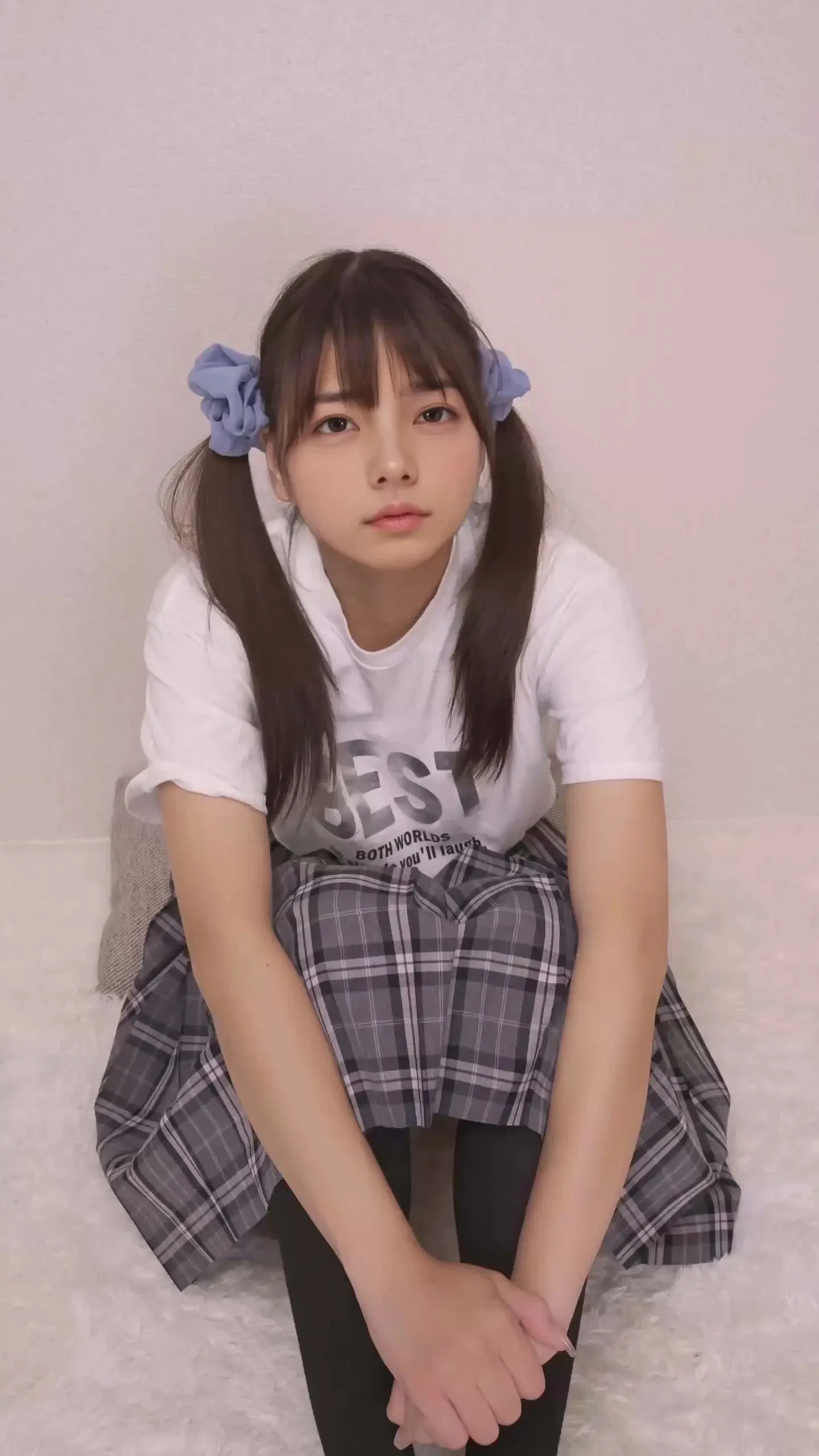 にどね「今日はおまんこからエッチなお汁が垂れるところを見てて下さい😘」の投稿サムネイル