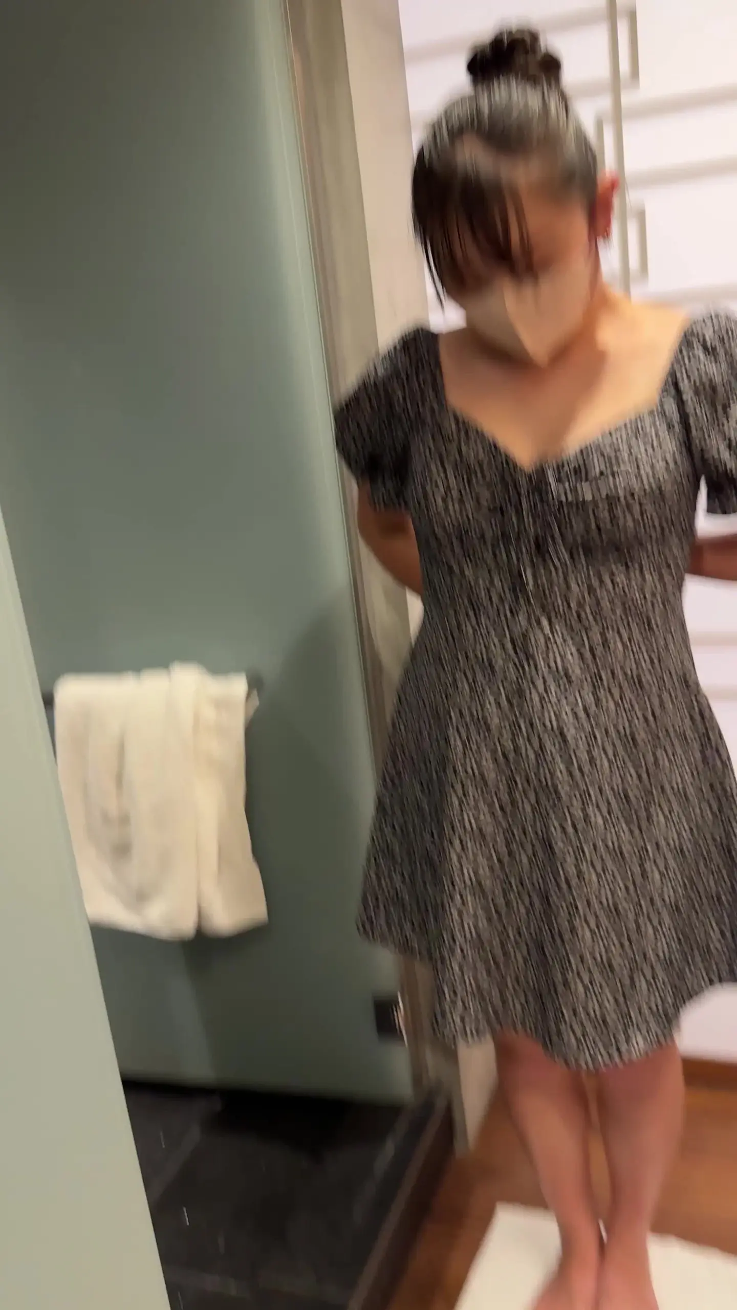 おしっこ女子「※タテ動画になります！ キレイ系の爆乳美女がノリノリでおしっこしてくれましたｗ 「おしっこします♡」ってピースして言ってくれるの可愛すぎました。」の投稿サムネイル