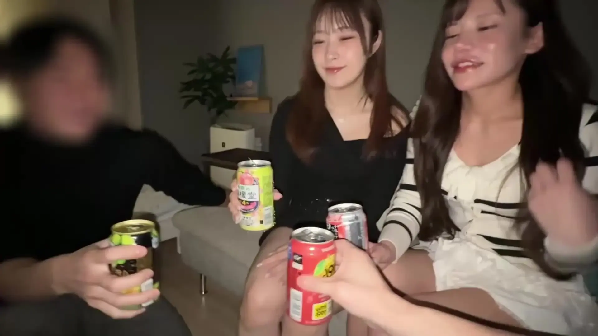 大学生の日常「🔥本編5時間超え🔥 通常¥4,980の動画が期間限定で¥3,980で視聴可能。 【モデル級に可愛いセフレ2人と大学の男友達と4人で乱交したw】」の投稿サムネイル