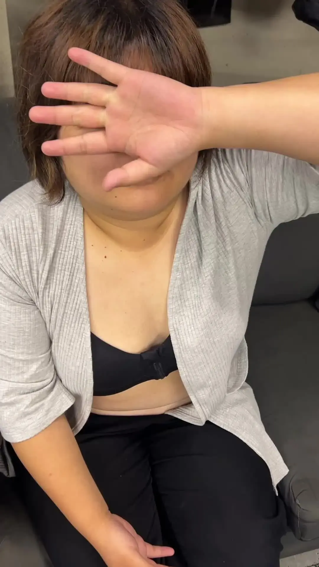 うさこ＆ポンタ【リアル夫婦の性記録】「旦那の職場でプチ露出💕【リアル素人夫婦の性活動日記】 いつも温かいご支援を頂き誠にありがとうございます😊 妻を私の職場の休憩室でおっぱいを晒させて見ました。」の投稿サムネイル