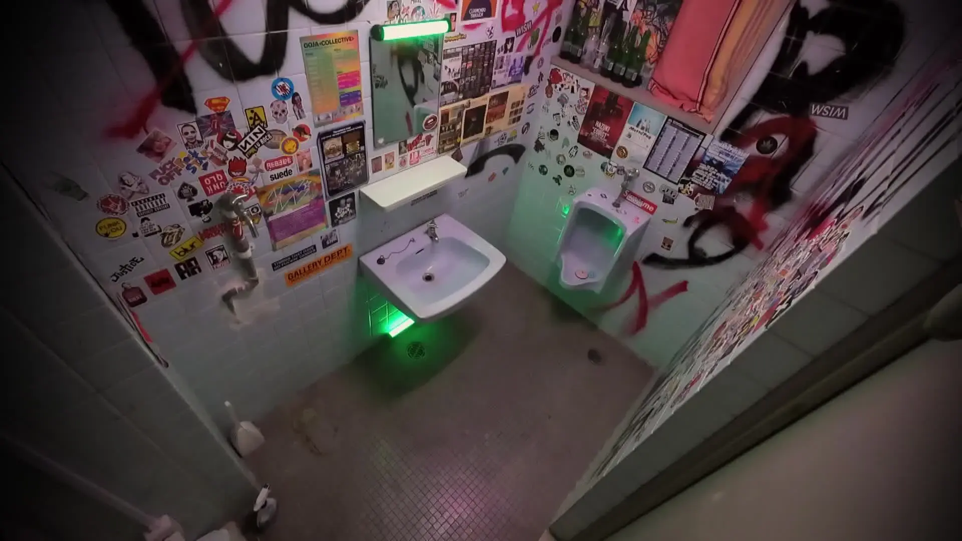 プッシャーズ「新宿にあるCLUB420に遊びに行きました。 この日はすごい盛り上がってて人も多かったんですが、一人だけとんでもないスタイルの女の子がいて、もうくぎ付けっす。」の投稿サムネイル