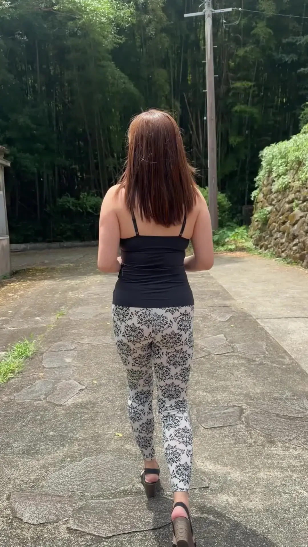肉便器人妻ノ乃🌻🌻日頃は真面目な隣の奥さん🌻🌻「昼間の公園。 普段は清楚で真面目な人妻を呼び出した。 キャミソールにレギンスという軽い格好で来た。」の投稿サムネイル